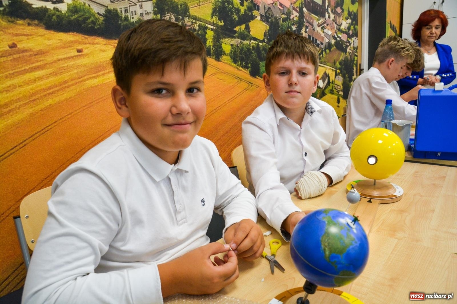 Zdjęcie w galerii na portalu naszraciborz.pl: GeoKraina Złotego Ziarna. W szkole w Rudniku otwarto zieloną pracownię wiadomości z regionu