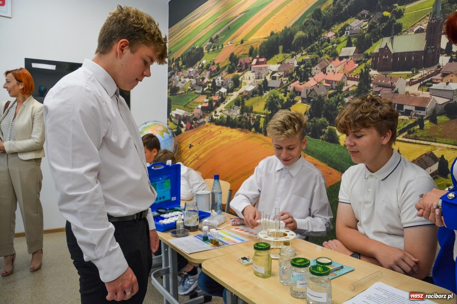 Zdjęcie w galerii na portalu naszraciborz.pl: GeoKraina Złotego Ziarna. W szkole w Rudniku otwarto zieloną pracownię wiadomości z regionu