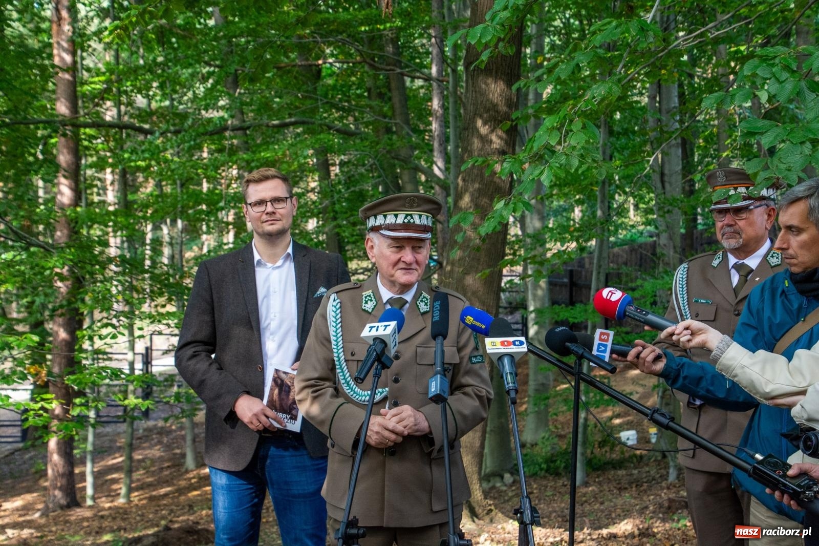 Zdjęcie w galerii na portalu naszraciborz.pl: Co się dzieje z żubrami z Brzezia? Zagroda wciąż nieczynna wiadomości z regionu