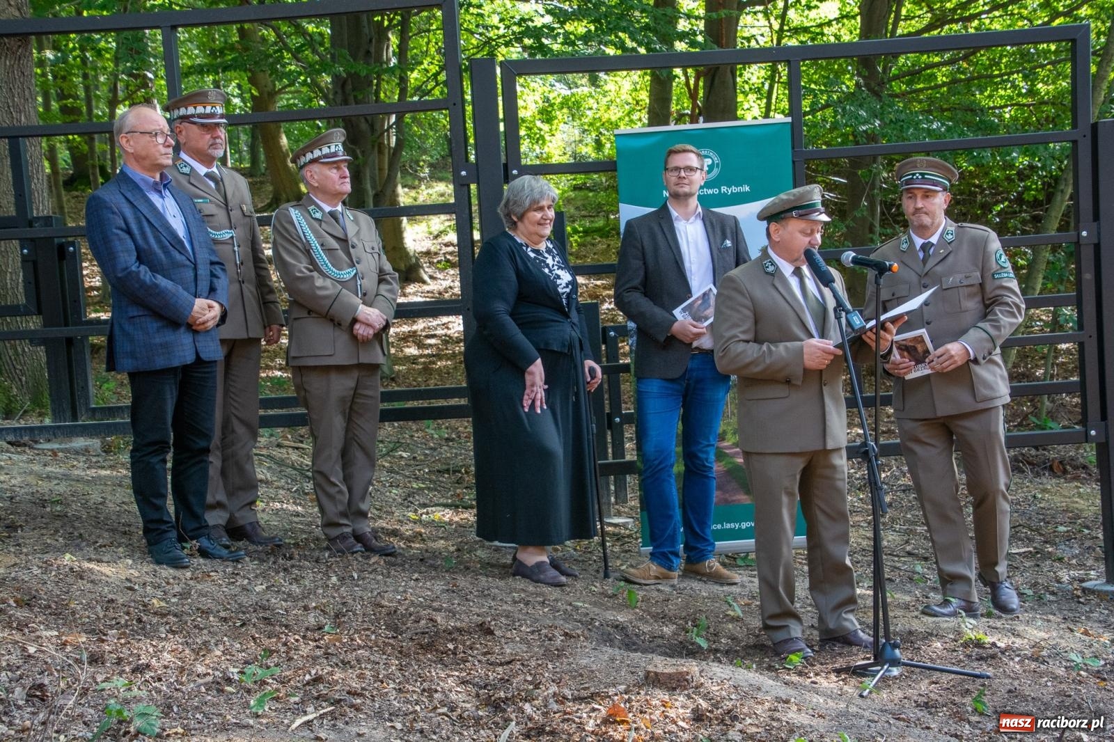 Zdjęcie w galerii na portalu naszraciborz.pl: Co się dzieje z żubrami z Brzezia? Zagroda wciąż nieczynna wiadomości z regionu