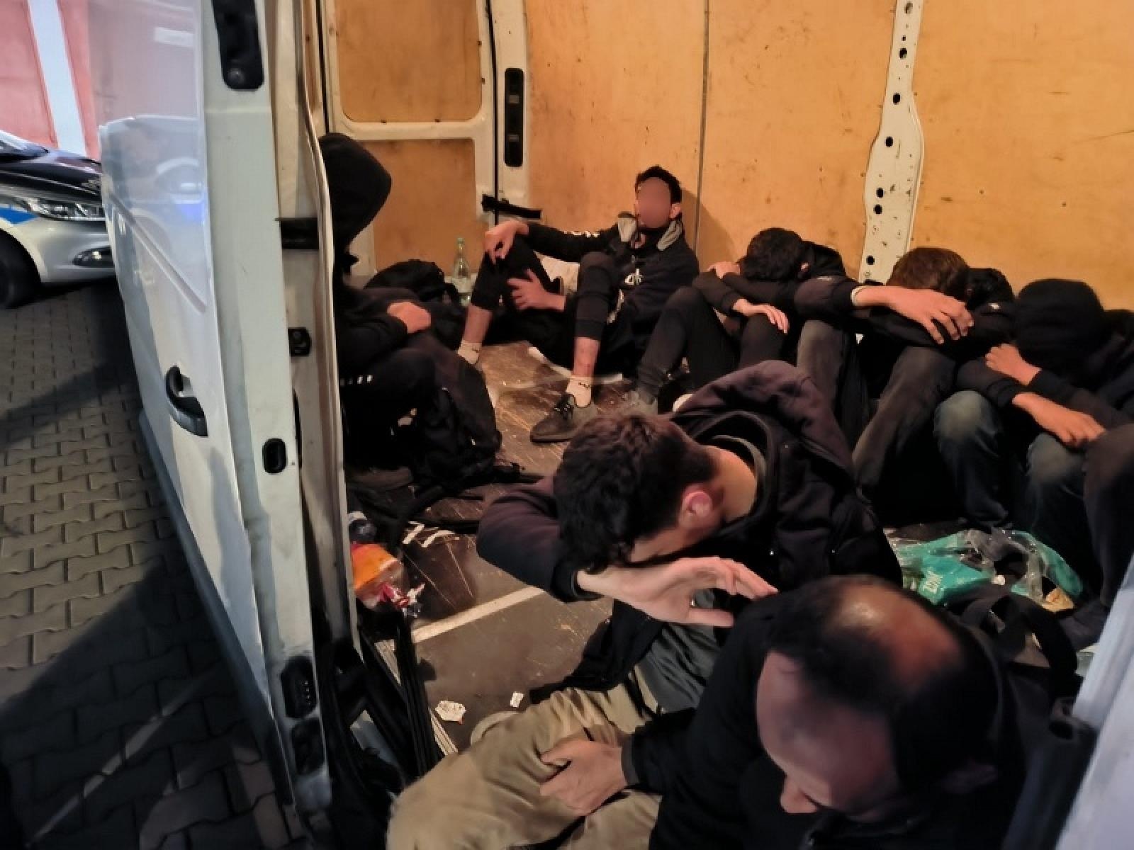 Zdjęcie w galerii na portalu naszraciborz.pl: Dzięki współpracy służb zatrzymano kolejnych 31 nielegalnych migrantów oraz przemytnika wiadomości z regionu