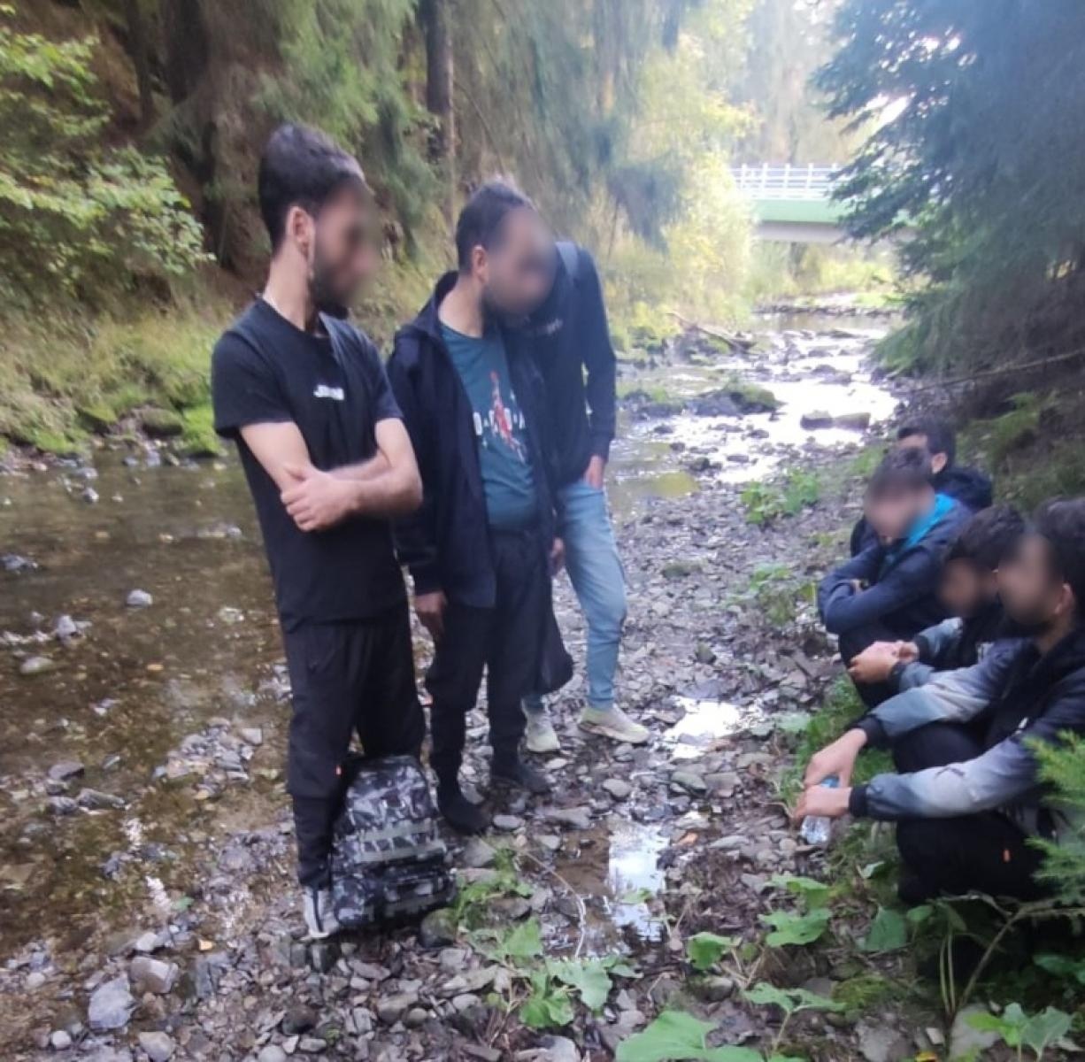 Zdjęcie w galerii na portalu naszraciborz.pl: Dzięki współpracy służb zatrzymano kolejnych 31 nielegalnych migrantów oraz przemytnika wiadomości z regionu