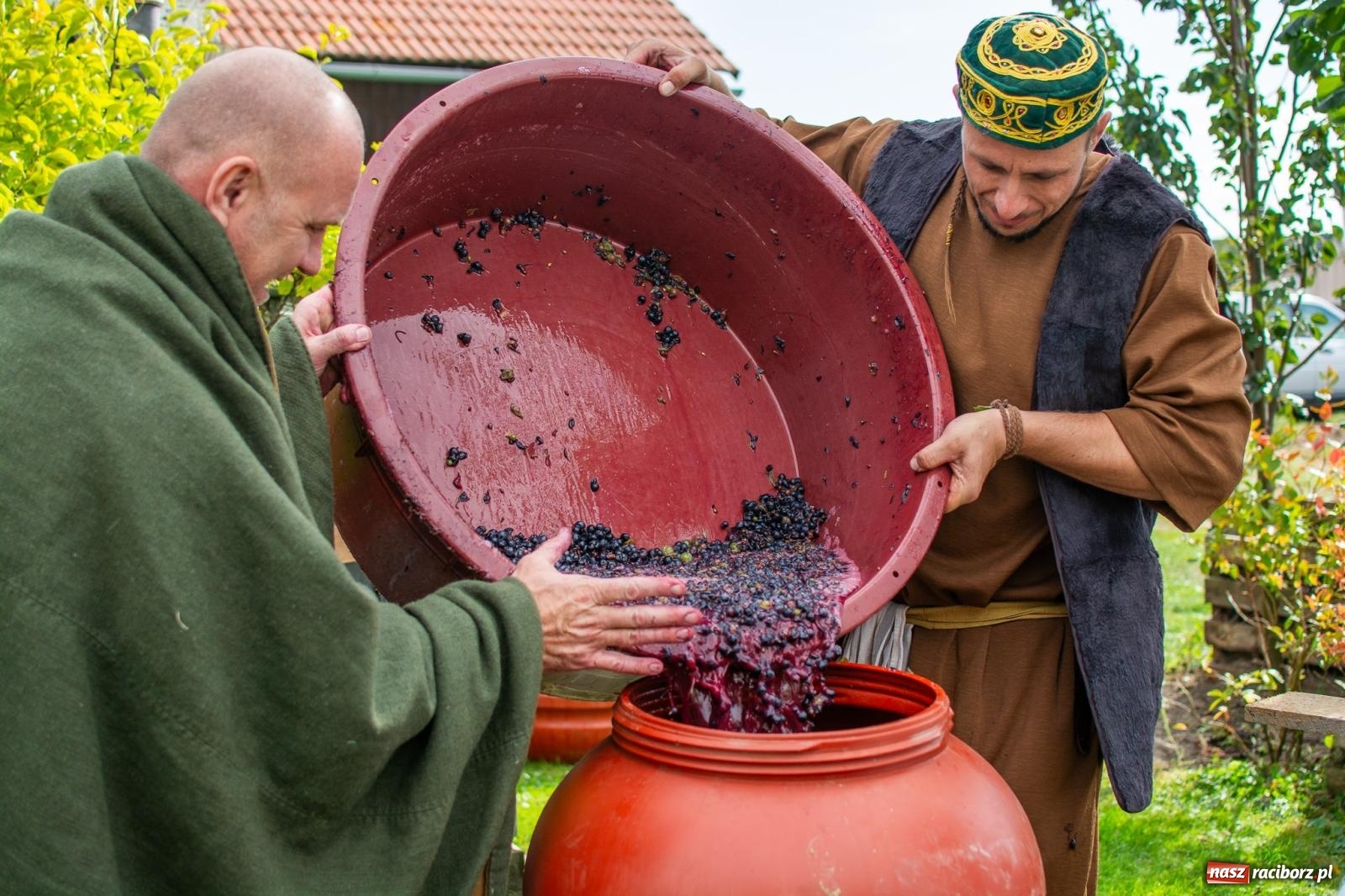 Zdjęcie w galerii na portalu naszraciborz.pl: W Krowiarkach jak w Ziemi Świętej. Winobranie 2023 [FOTO i WIDEO] wiadomości z regionu
