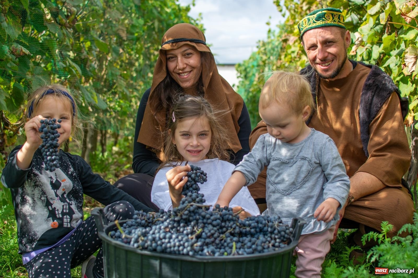 Zdjęcie w galerii na portalu naszraciborz.pl: W Krowiarkach jak w Ziemi Świętej. Winobranie 2023 [FOTO i WIDEO] wiadomości z regionu