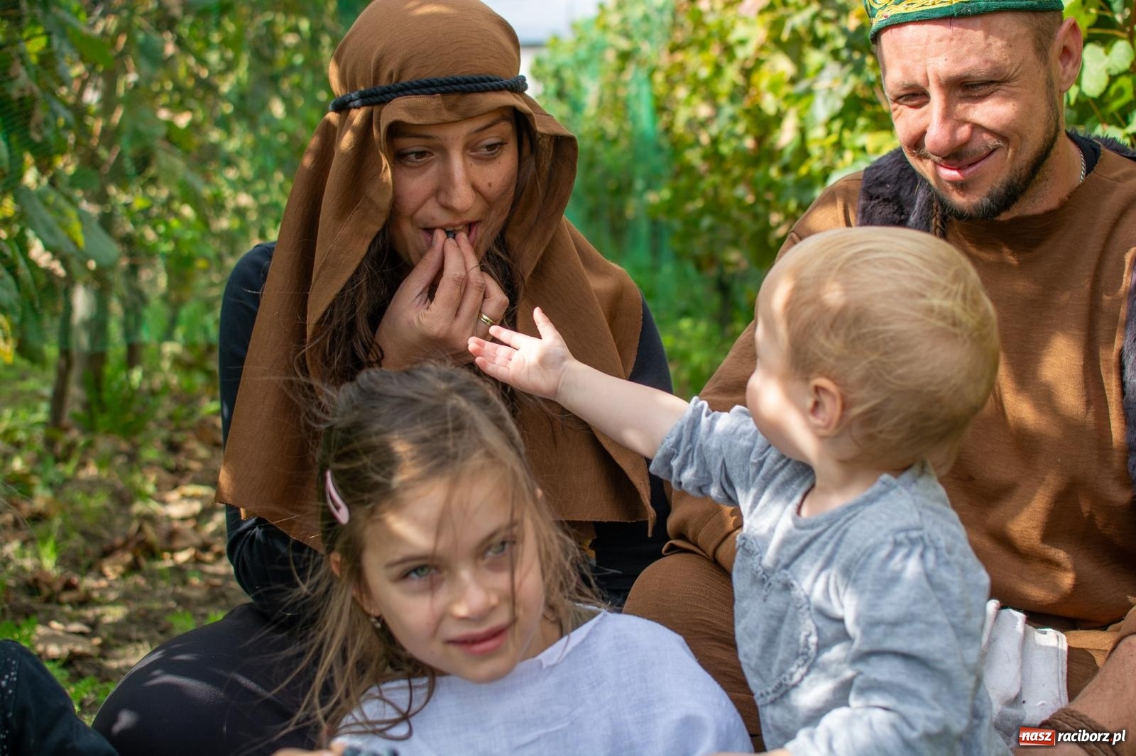 Zdjęcie w galerii na portalu naszraciborz.pl: W Krowiarkach jak w Ziemi Świętej. Winobranie 2023 [FOTO i WIDEO] wiadomości z regionu