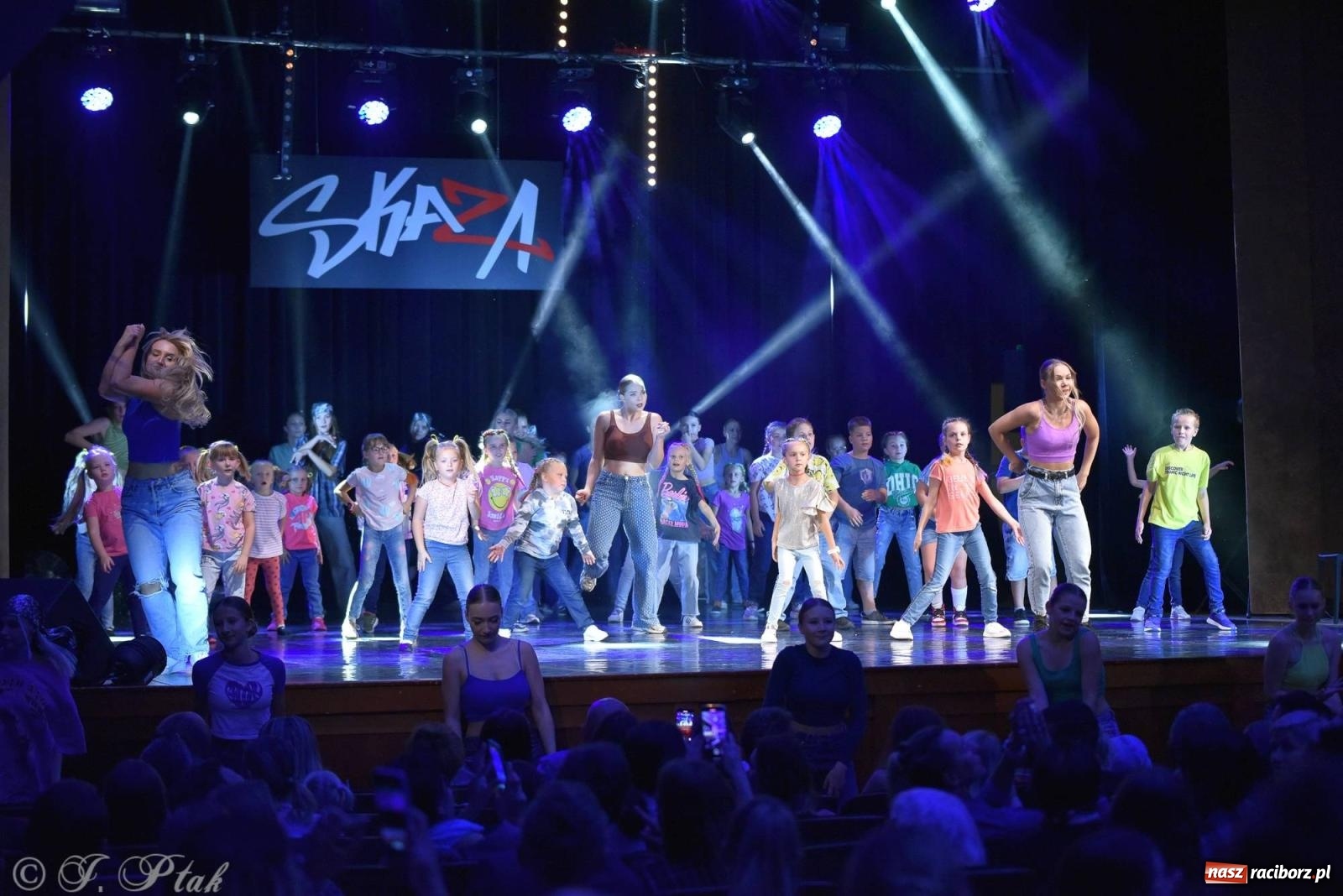Zdjęcie w galerii na portalu naszraciborz.pl: Wielkie show w RCK-u. XII Gala Zespołu Tanecznego SKAZA [FOTO i WIDEO] wiadomości z regionu