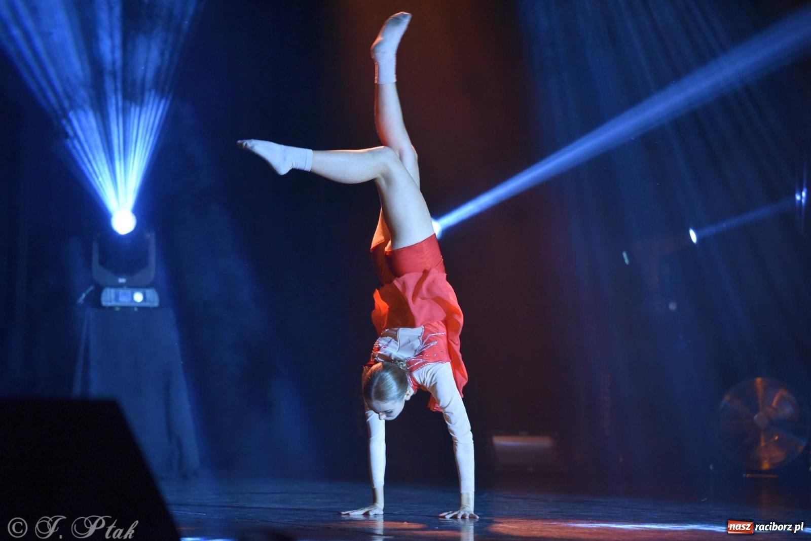 Zdjęcie w galerii na portalu naszraciborz.pl: Wielkie show w RCK-u. XII Gala Zespołu Tanecznego SKAZA [FOTO i WIDEO] wiadomości z regionu