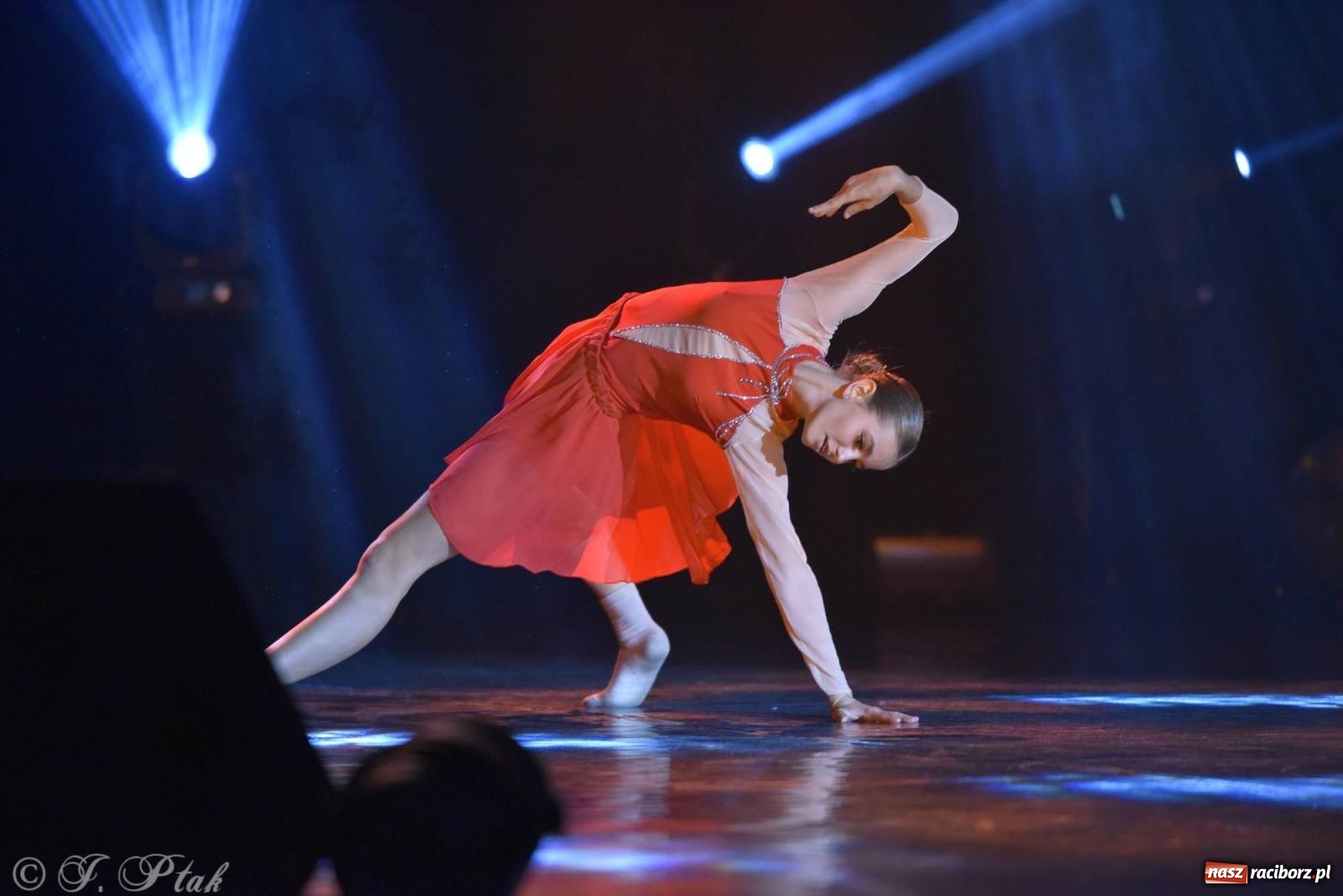 Zdjęcie w galerii na portalu naszraciborz.pl: Wielkie show w RCK-u. XII Gala Zespołu Tanecznego SKAZA [FOTO i WIDEO] wiadomości z regionu