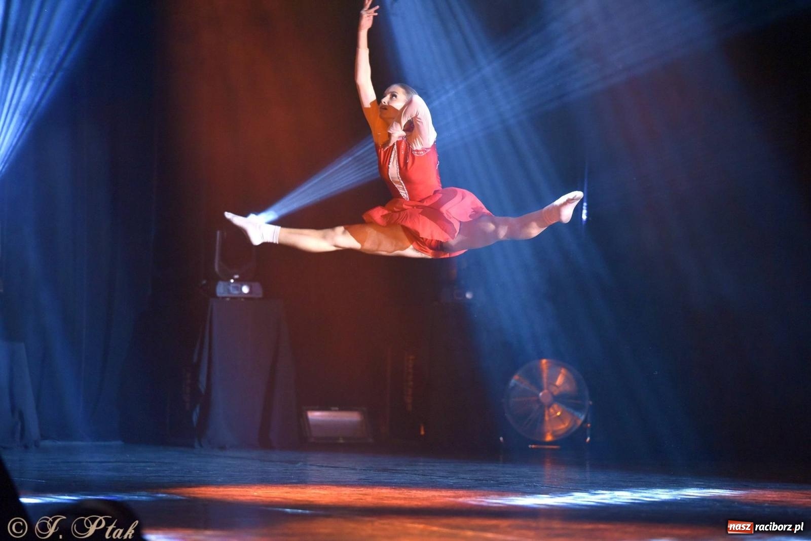 Zdjęcie w galerii na portalu naszraciborz.pl: Wielkie show w RCK-u. XII Gala Zespołu Tanecznego SKAZA [FOTO i WIDEO] wiadomości z regionu