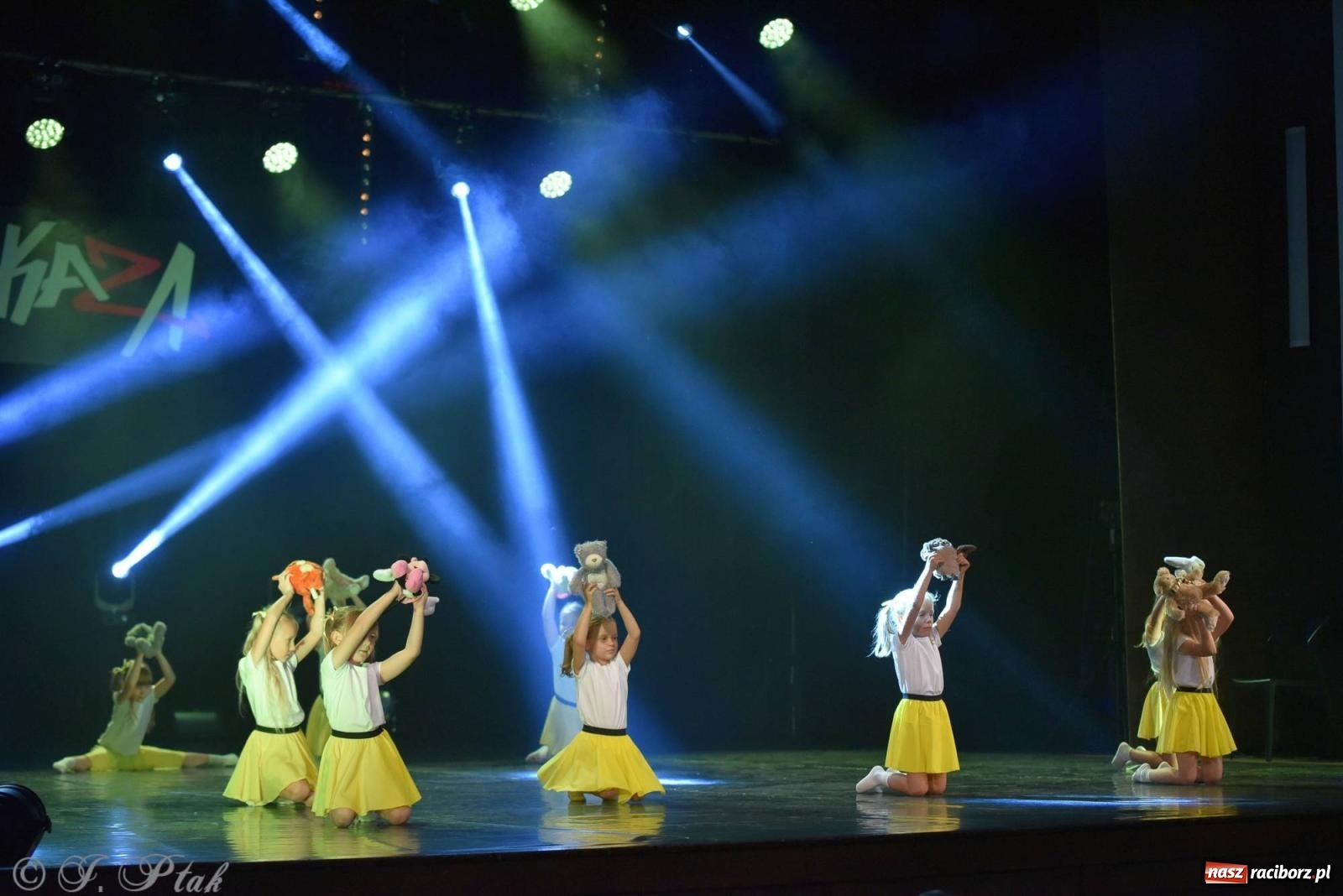 Zdjęcie w galerii na portalu naszraciborz.pl: Wielkie show w RCK-u. XII Gala Zespołu Tanecznego SKAZA [FOTO i WIDEO] wiadomości z regionu
