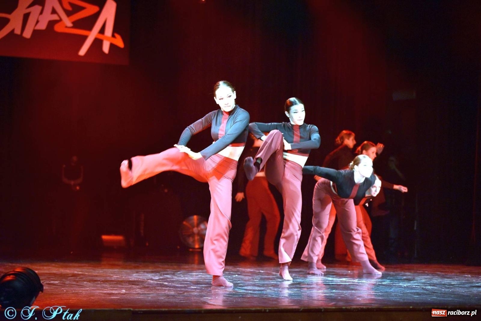 Zdjęcie w galerii na portalu naszraciborz.pl: Wielkie show w RCK-u. XII Gala Zespołu Tanecznego SKAZA [FOTO i WIDEO] wiadomości z regionu