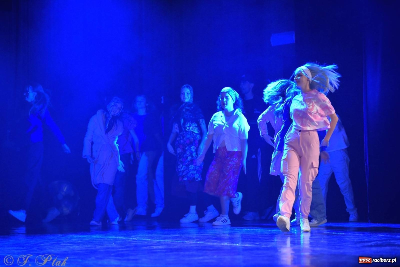 Zdjęcie w galerii na portalu naszraciborz.pl: Wielkie show w RCK-u. XII Gala Zespołu Tanecznego SKAZA [FOTO i WIDEO] wiadomości z regionu