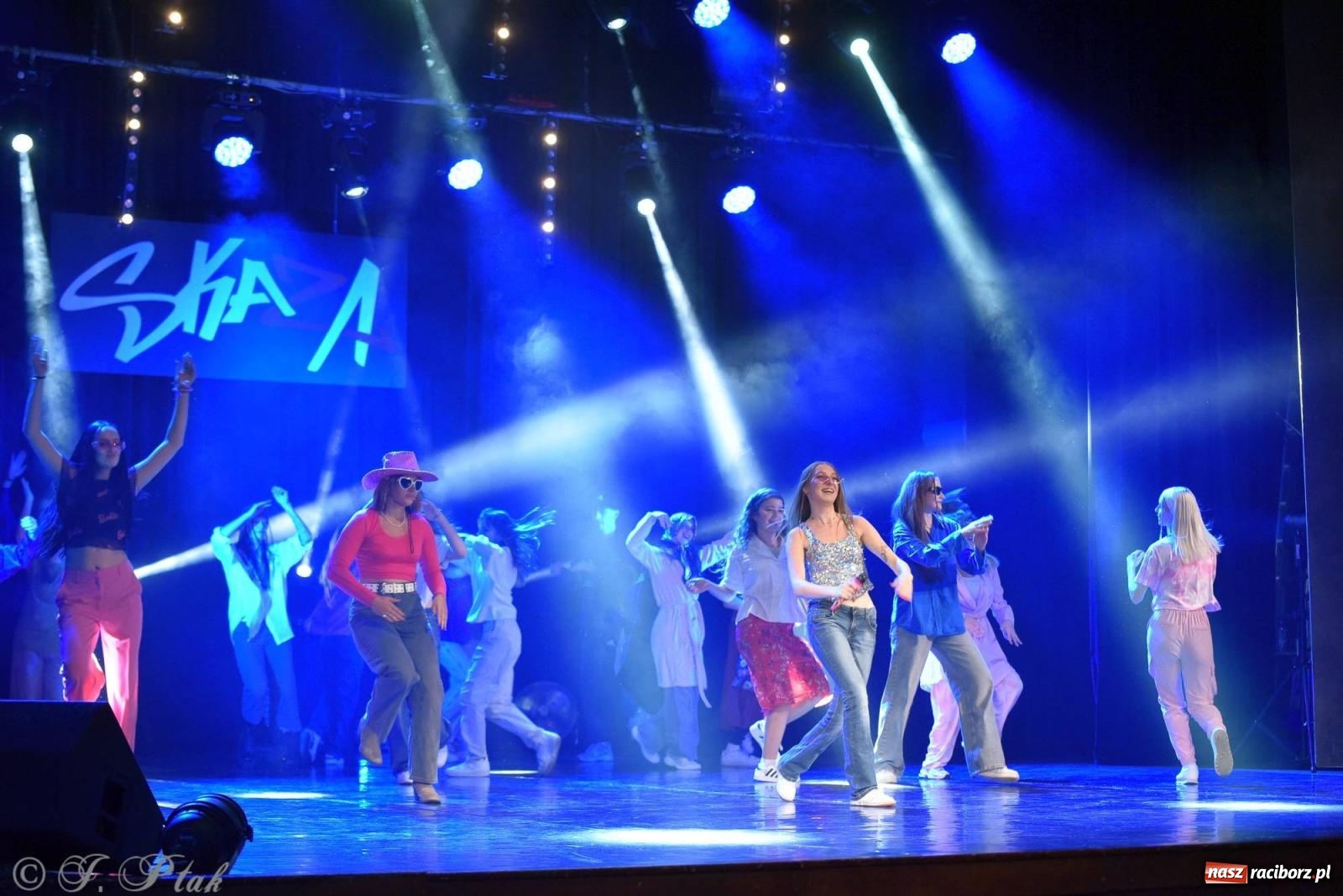 Zdjęcie w galerii na portalu naszraciborz.pl: Wielkie show w RCK-u. XII Gala Zespołu Tanecznego SKAZA [FOTO i WIDEO] wiadomości z regionu