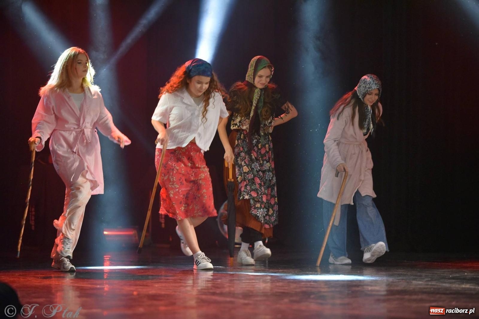 Zdjęcie w galerii na portalu naszraciborz.pl: Wielkie show w RCK-u. XII Gala Zespołu Tanecznego SKAZA [FOTO i WIDEO] wiadomości z regionu