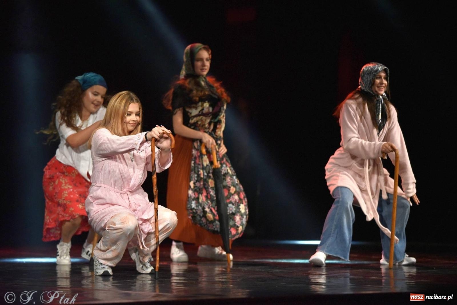 Zdjęcie w galerii na portalu naszraciborz.pl: Wielkie show w RCK-u. XII Gala Zespołu Tanecznego SKAZA [FOTO i WIDEO] wiadomości z regionu