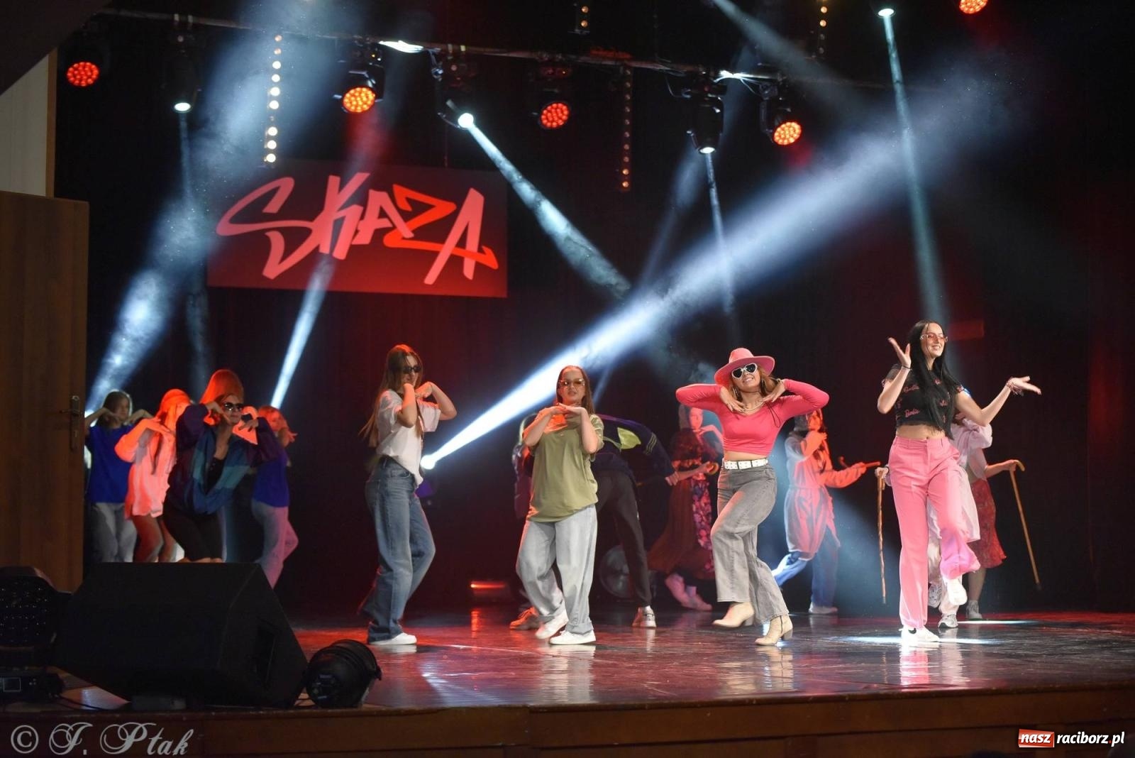 Zdjęcie w galerii na portalu naszraciborz.pl: Wielkie show w RCK-u. XII Gala Zespołu Tanecznego SKAZA [FOTO i WIDEO] wiadomości z regionu