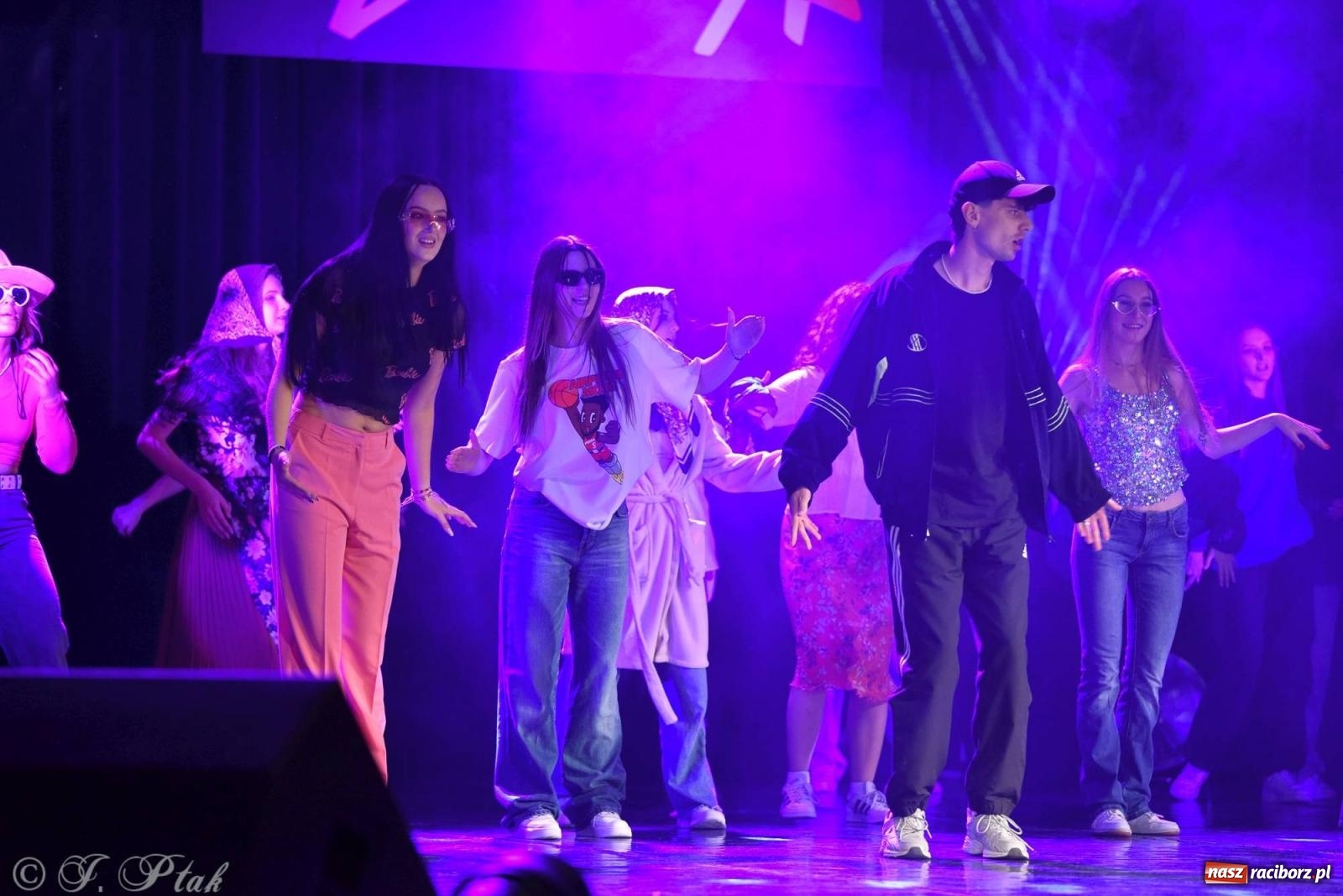 Zdjęcie w galerii na portalu naszraciborz.pl: Wielkie show w RCK-u. XII Gala Zespołu Tanecznego SKAZA [FOTO i WIDEO] wiadomości z regionu