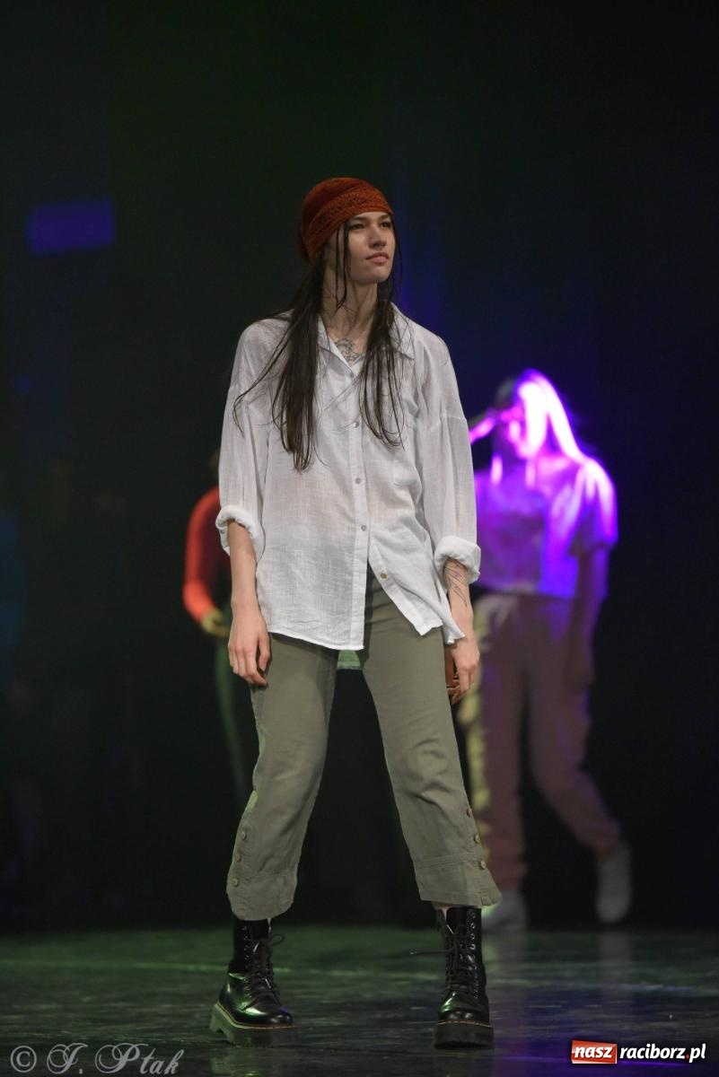 Zdjęcie w galerii na portalu naszraciborz.pl: Wielkie show w RCK-u. XII Gala Zespołu Tanecznego SKAZA [FOTO i WIDEO] wiadomości z regionu