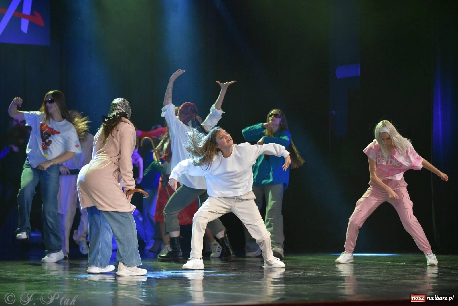 Zdjęcie w galerii na portalu naszraciborz.pl: Wielkie show w RCK-u. XII Gala Zespołu Tanecznego SKAZA [FOTO i WIDEO] wiadomości z regionu