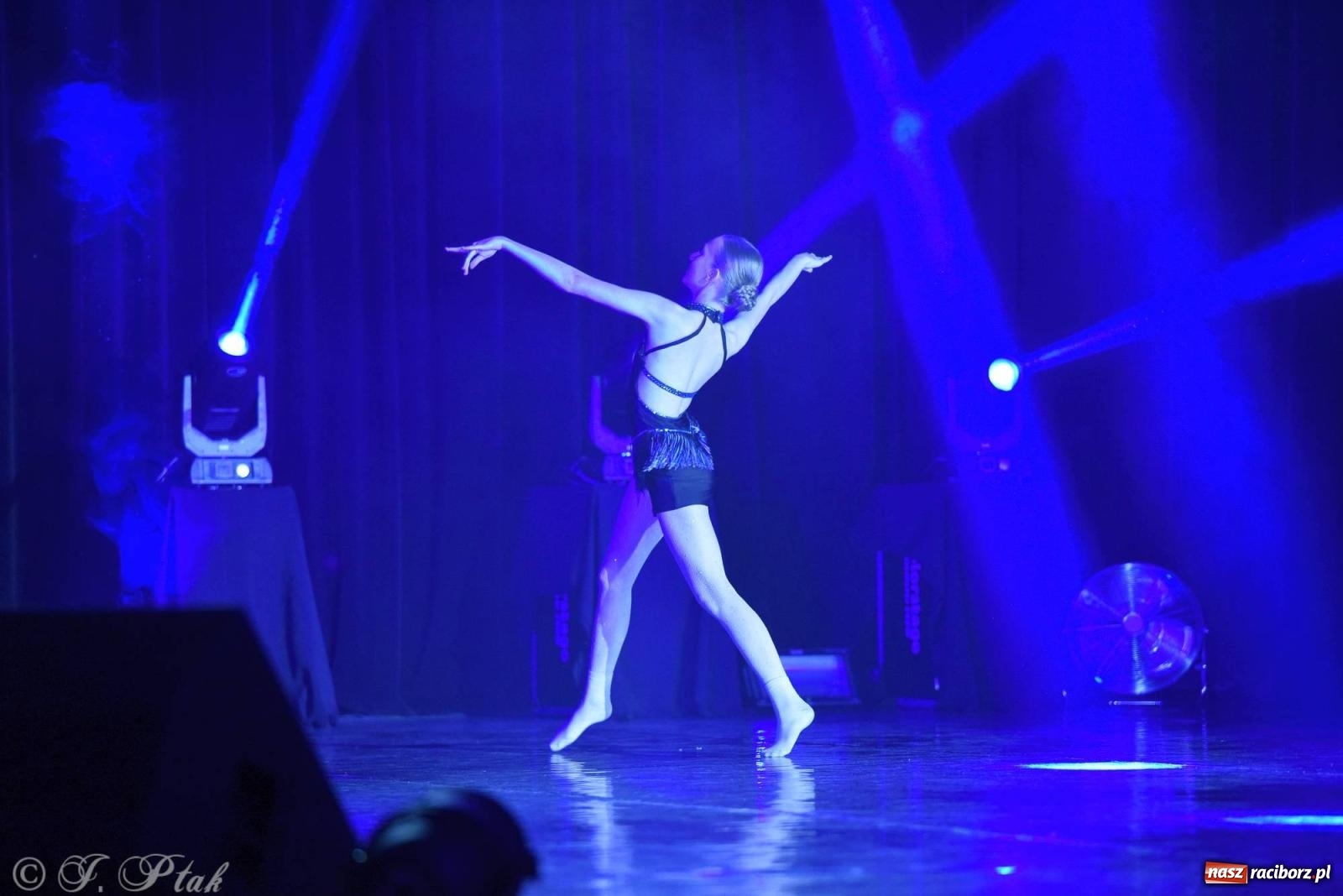 Zdjęcie w galerii na portalu naszraciborz.pl: Wielkie show w RCK-u. XII Gala Zespołu Tanecznego SKAZA [FOTO i WIDEO] wiadomości z regionu