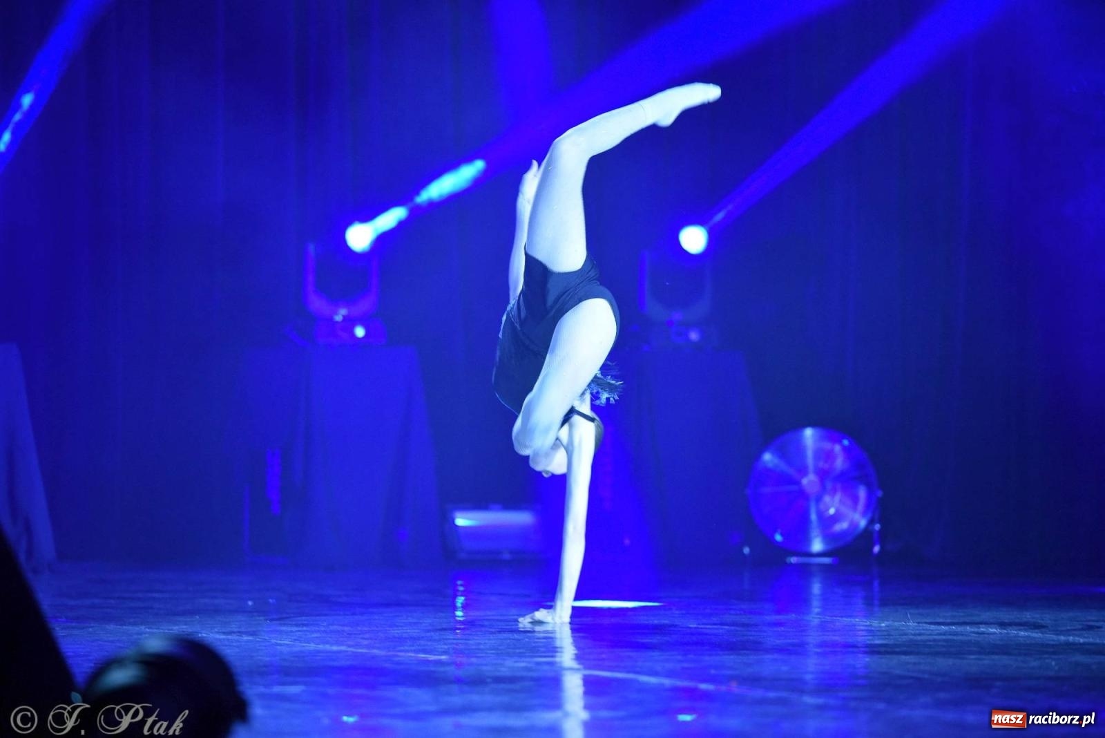 Zdjęcie w galerii na portalu naszraciborz.pl: Wielkie show w RCK-u. XII Gala Zespołu Tanecznego SKAZA [FOTO i WIDEO] wiadomości z regionu