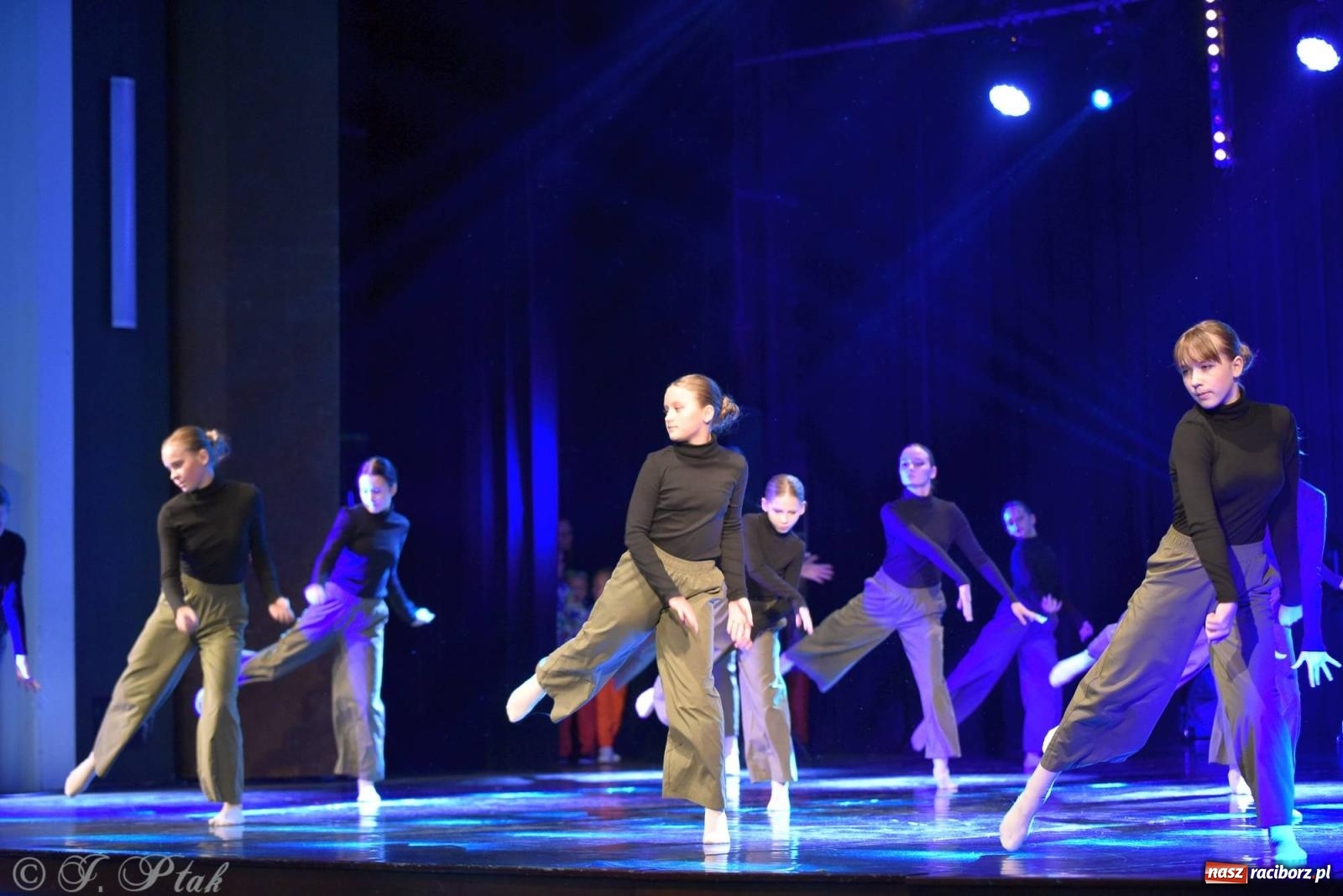 Zdjęcie w galerii na portalu naszraciborz.pl: Wielkie show w RCK-u. XII Gala Zespołu Tanecznego SKAZA [FOTO i WIDEO] wiadomości z regionu