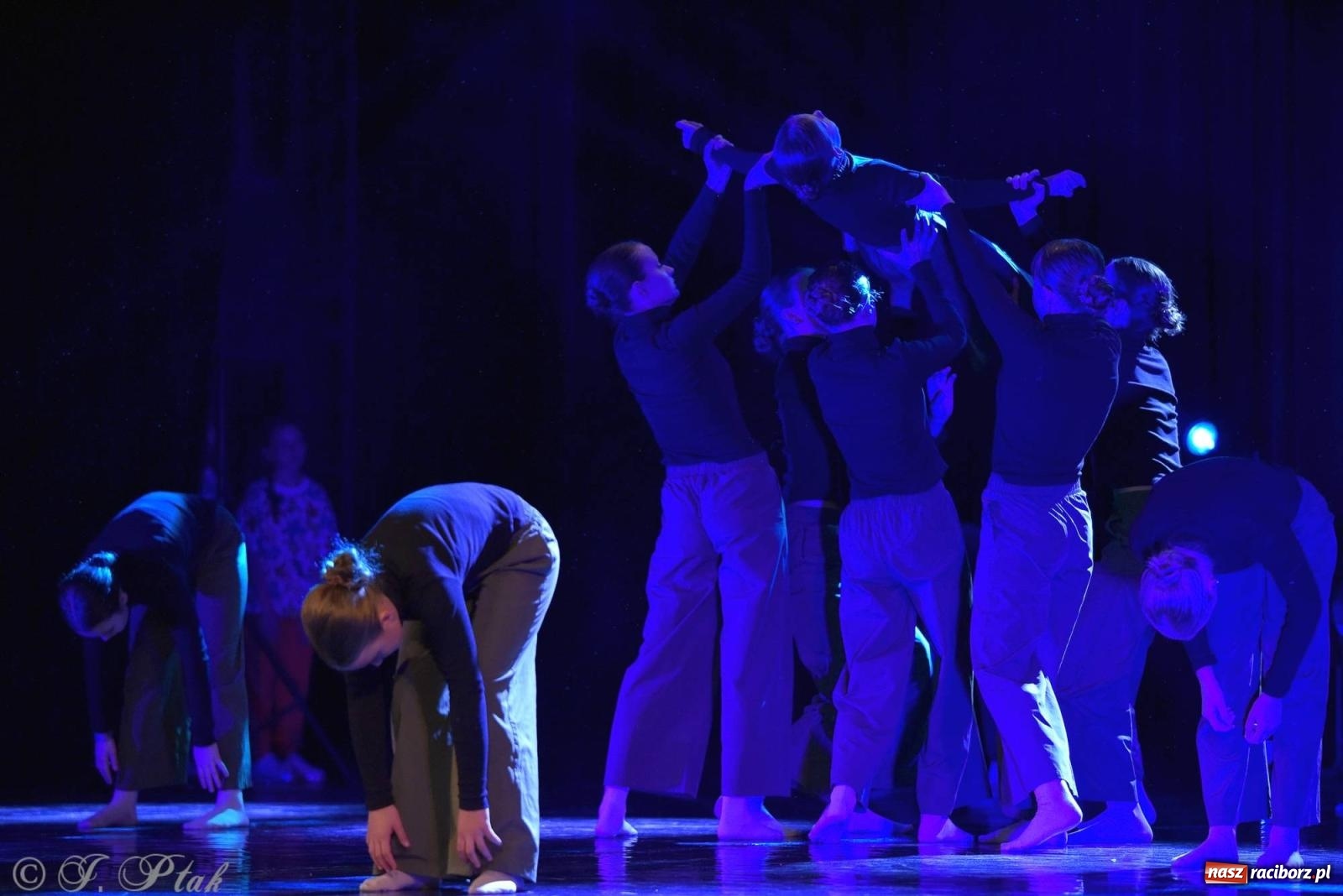 Zdjęcie w galerii na portalu naszraciborz.pl: Wielkie show w RCK-u. XII Gala Zespołu Tanecznego SKAZA [FOTO i WIDEO] wiadomości z regionu