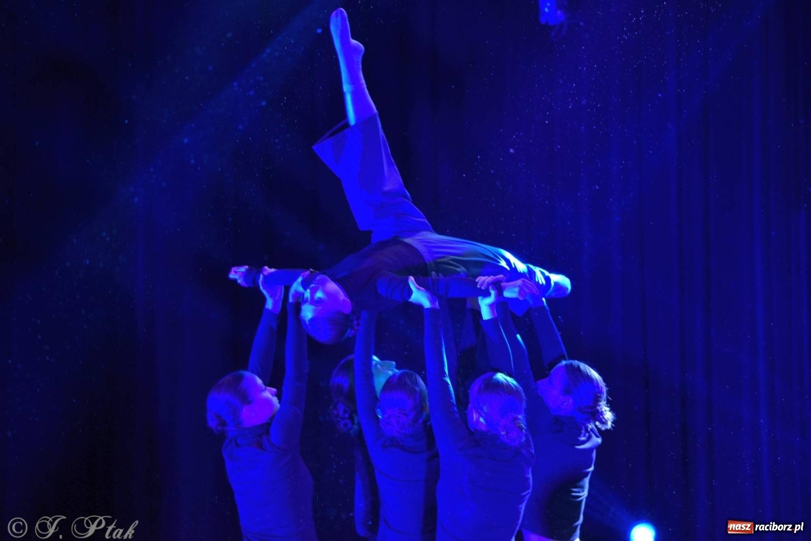 Zdjęcie w galerii na portalu naszraciborz.pl: Wielkie show w RCK-u. XII Gala Zespołu Tanecznego SKAZA [FOTO i WIDEO] wiadomości z regionu