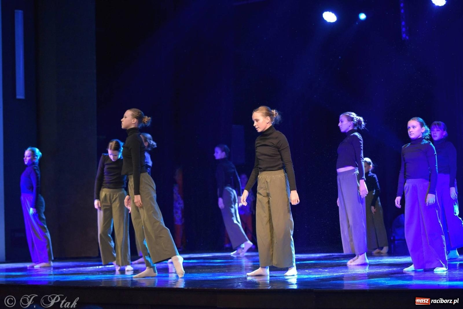 Zdjęcie w galerii na portalu naszraciborz.pl: Wielkie show w RCK-u. XII Gala Zespołu Tanecznego SKAZA [FOTO i WIDEO] wiadomości z regionu