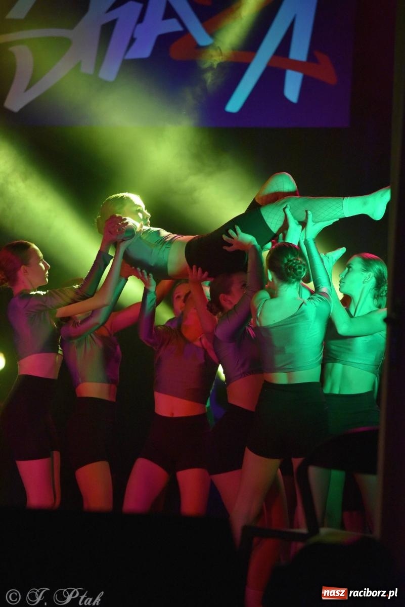 Zdjęcie w galerii na portalu naszraciborz.pl: Wielkie show w RCK-u. XII Gala Zespołu Tanecznego SKAZA [FOTO i WIDEO] wiadomości z regionu