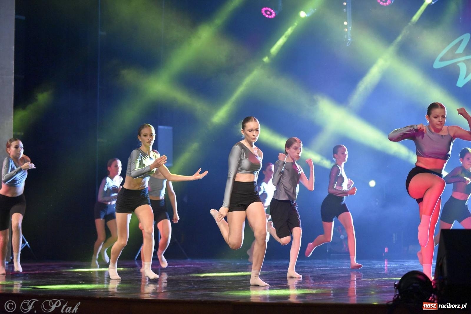 Zdjęcie w galerii na portalu naszraciborz.pl: Wielkie show w RCK-u. XII Gala Zespołu Tanecznego SKAZA [FOTO i WIDEO] wiadomości z regionu