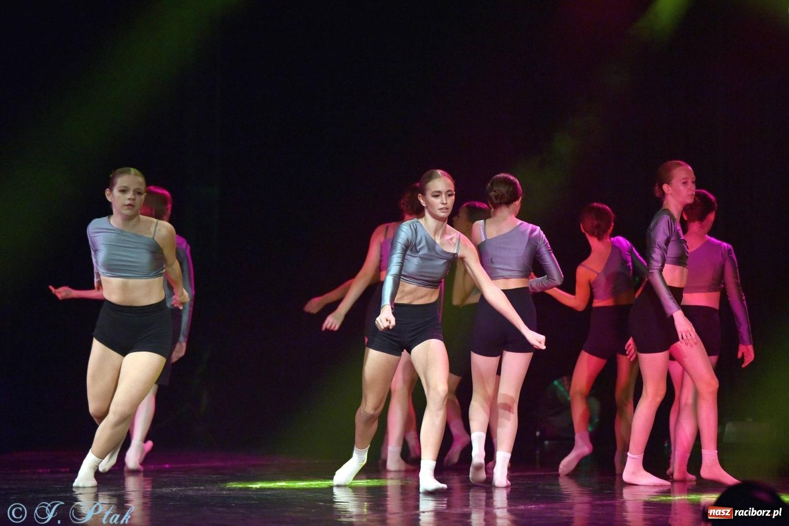 Zdjęcie w galerii na portalu naszraciborz.pl: Wielkie show w RCK-u. XII Gala Zespołu Tanecznego SKAZA [FOTO i WIDEO] wiadomości z regionu