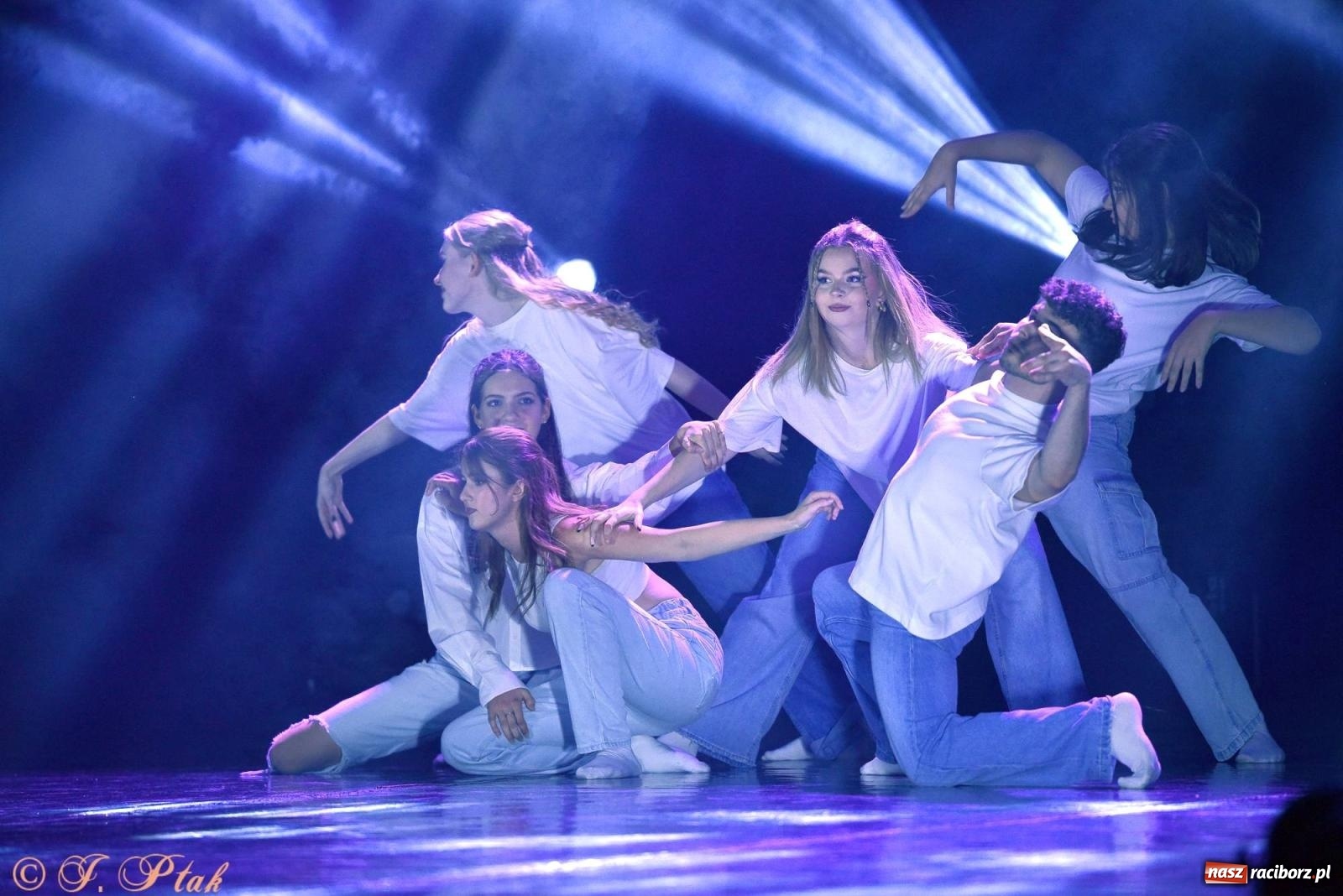 Zdjęcie w galerii na portalu naszraciborz.pl: Wielkie show w RCK-u. XII Gala Zespołu Tanecznego SKAZA [FOTO i WIDEO] wiadomości z regionu