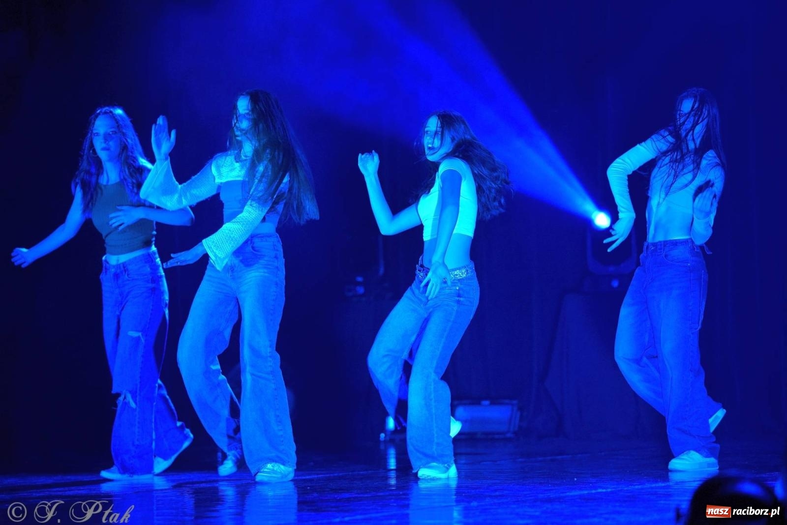 Zdjęcie w galerii na portalu naszraciborz.pl: Wielkie show w RCK-u. XII Gala Zespołu Tanecznego SKAZA [FOTO i WIDEO] wiadomości z regionu