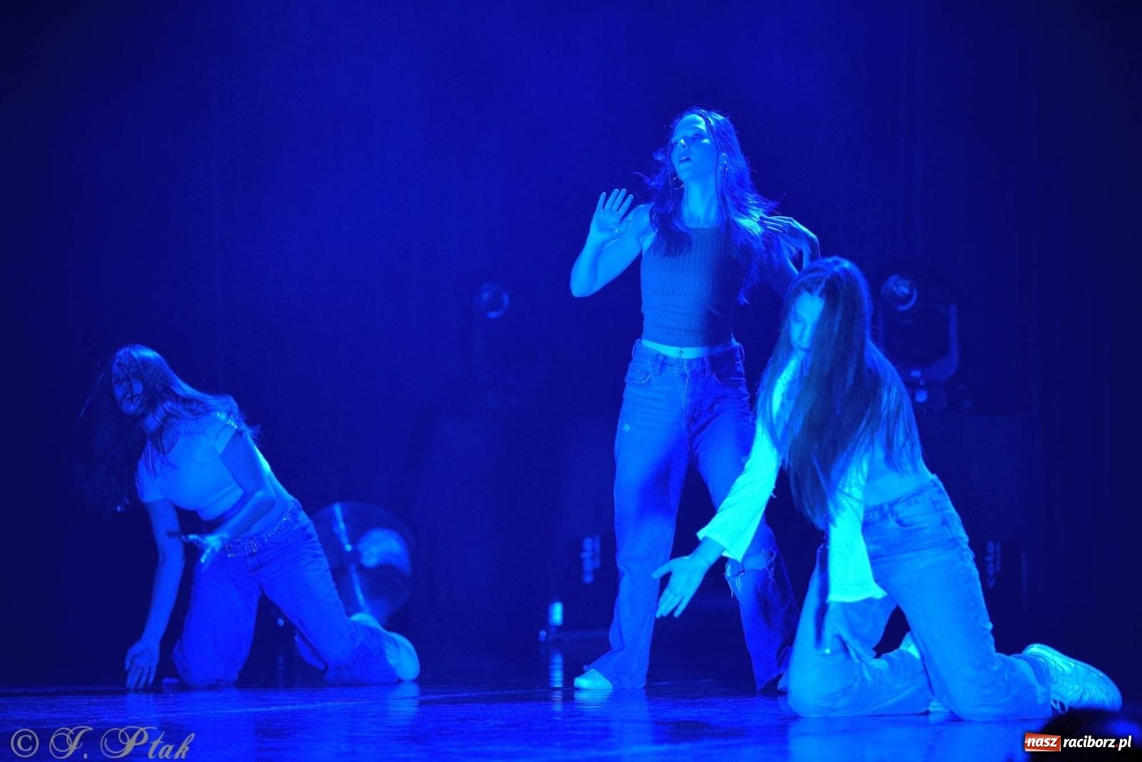 Zdjęcie w galerii na portalu naszraciborz.pl: Wielkie show w RCK-u. XII Gala Zespołu Tanecznego SKAZA [FOTO i WIDEO] wiadomości z regionu