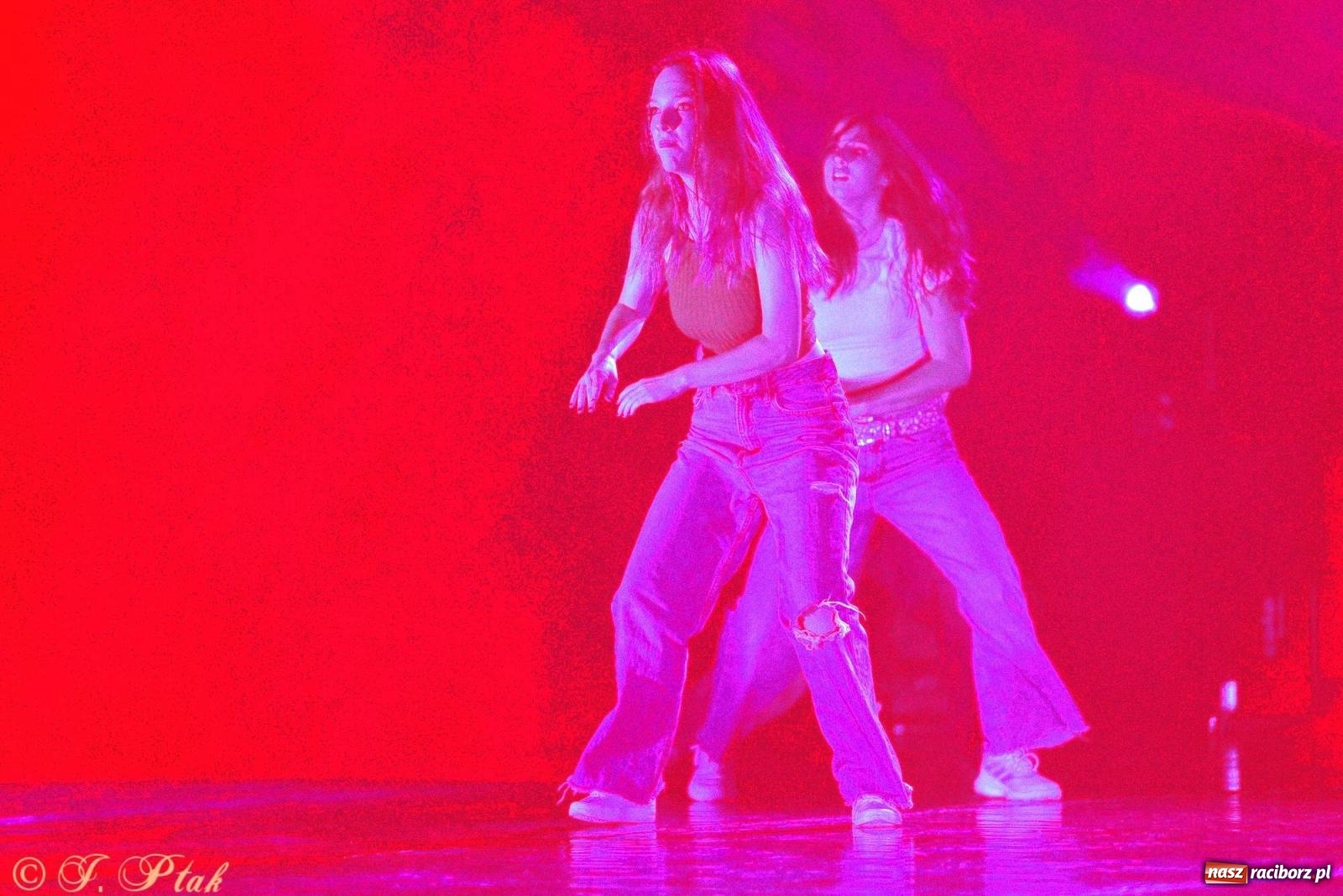 Zdjęcie w galerii na portalu naszraciborz.pl: Wielkie show w RCK-u. XII Gala Zespołu Tanecznego SKAZA [FOTO i WIDEO] wiadomości z regionu