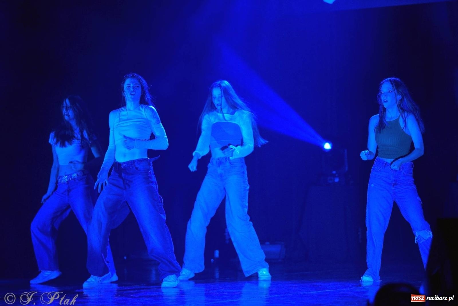 Zdjęcie w galerii na portalu naszraciborz.pl: Wielkie show w RCK-u. XII Gala Zespołu Tanecznego SKAZA [FOTO i WIDEO] wiadomości z regionu