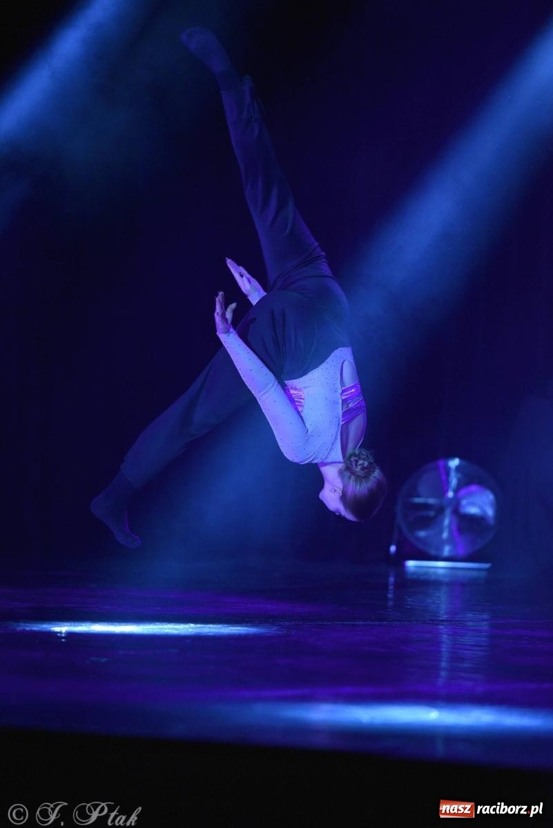 Zdjęcie w galerii na portalu naszraciborz.pl: Wielkie show w RCK-u. XII Gala Zespołu Tanecznego SKAZA [FOTO i WIDEO] wiadomości z regionu