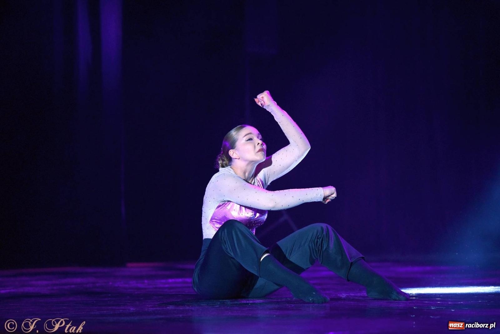 Zdjęcie w galerii na portalu naszraciborz.pl: Wielkie show w RCK-u. XII Gala Zespołu Tanecznego SKAZA [FOTO i WIDEO] wiadomości z regionu