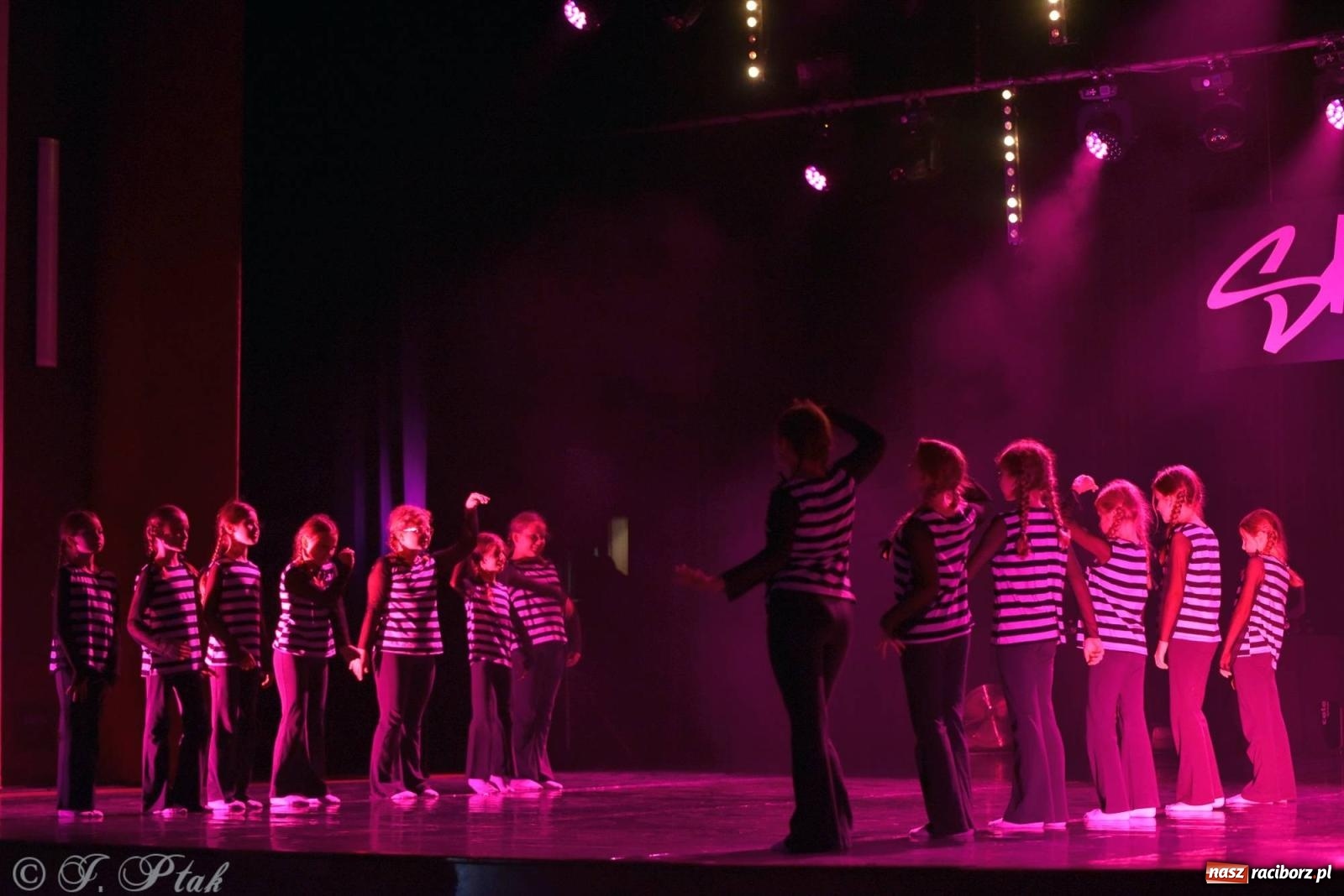 Zdjęcie w galerii na portalu naszraciborz.pl: Wielkie show w RCK-u. XII Gala Zespołu Tanecznego SKAZA [FOTO i WIDEO] wiadomości z regionu