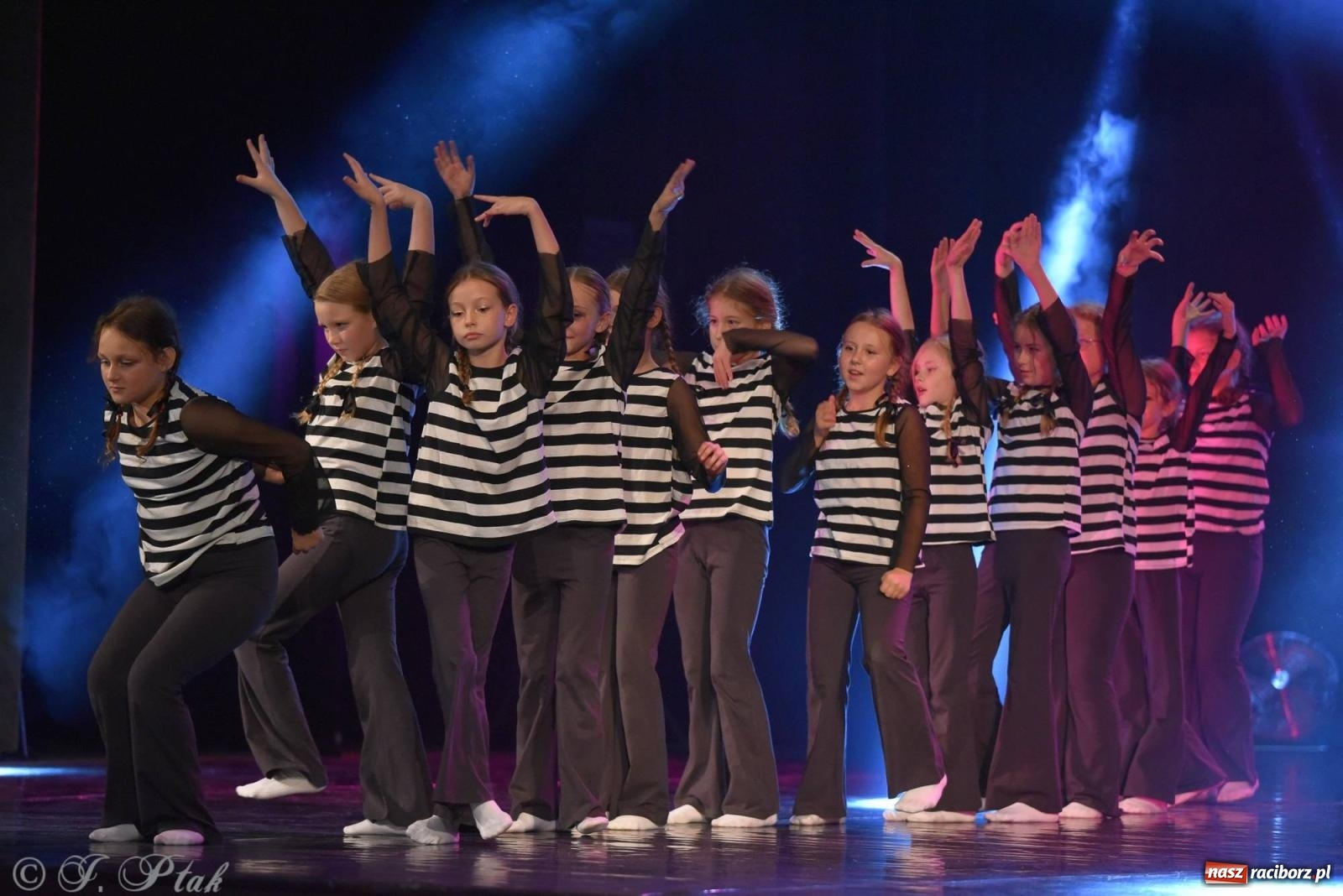 Zdjęcie w galerii na portalu naszraciborz.pl: Wielkie show w RCK-u. XII Gala Zespołu Tanecznego SKAZA [FOTO i WIDEO] wiadomości z regionu