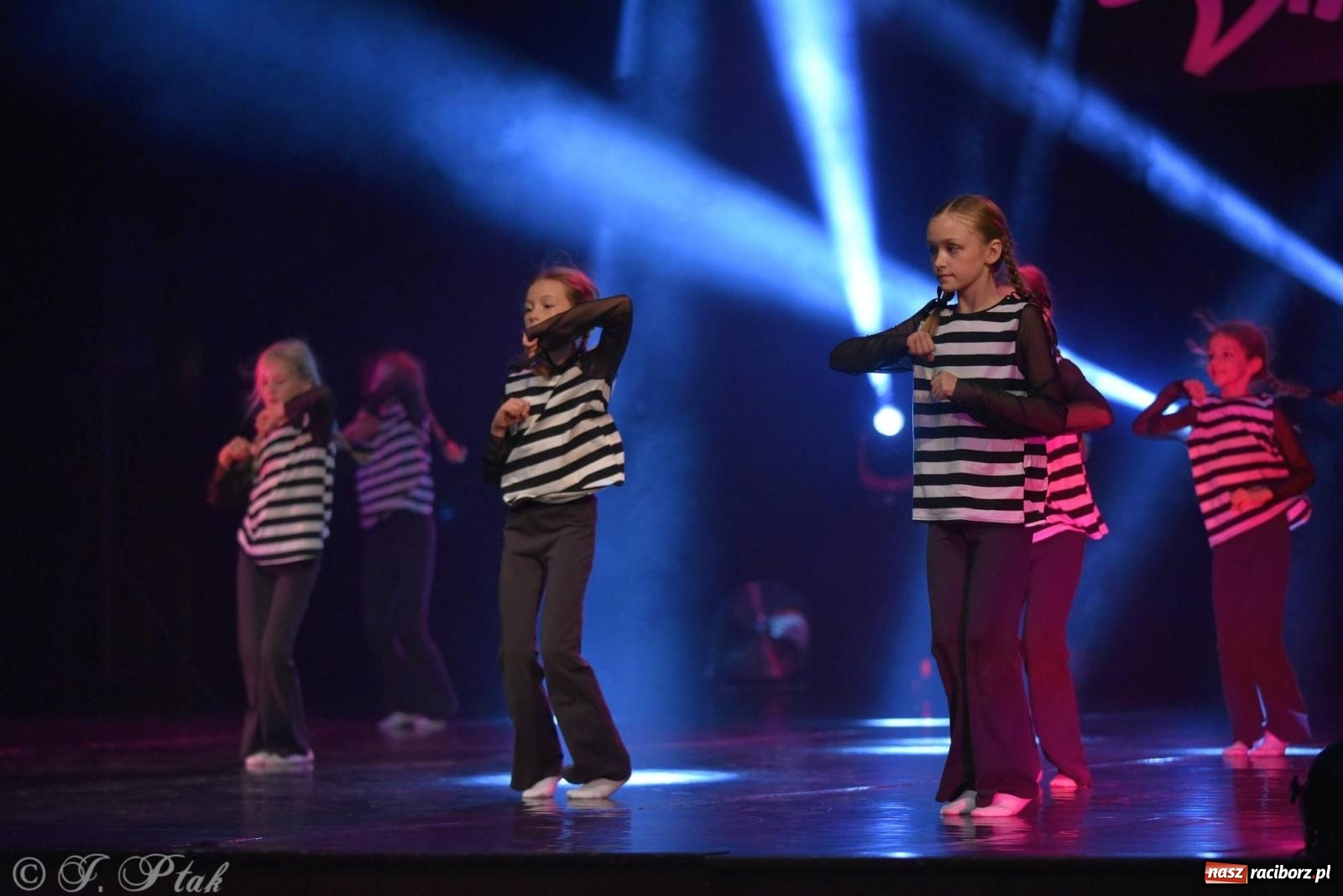 Zdjęcie w galerii na portalu naszraciborz.pl: Wielkie show w RCK-u. XII Gala Zespołu Tanecznego SKAZA [FOTO i WIDEO] wiadomości z regionu