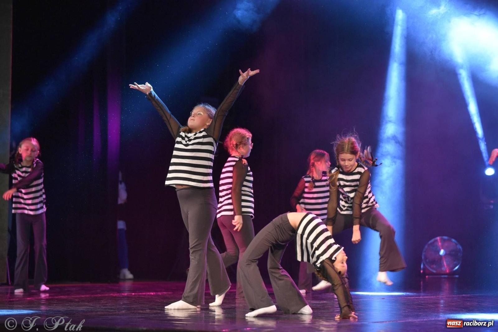 Zdjęcie w galerii na portalu naszraciborz.pl: Wielkie show w RCK-u. XII Gala Zespołu Tanecznego SKAZA [FOTO i WIDEO] wiadomości z regionu