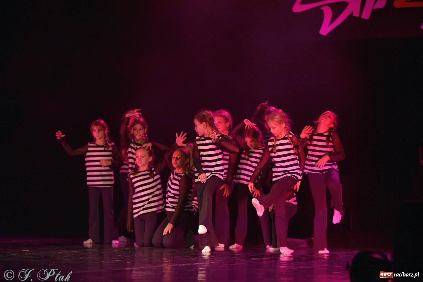 Zdjęcie w galerii na portalu naszraciborz.pl: Wielkie show w RCK-u. XII Gala Zespołu Tanecznego SKAZA [FOTO i WIDEO] wiadomości z regionu