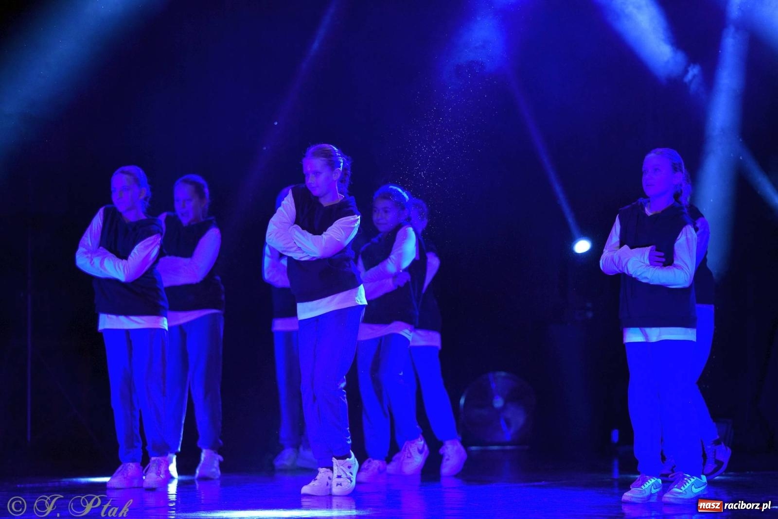 Zdjęcie w galerii na portalu naszraciborz.pl: Wielkie show w RCK-u. XII Gala Zespołu Tanecznego SKAZA [FOTO i WIDEO] wiadomości z regionu