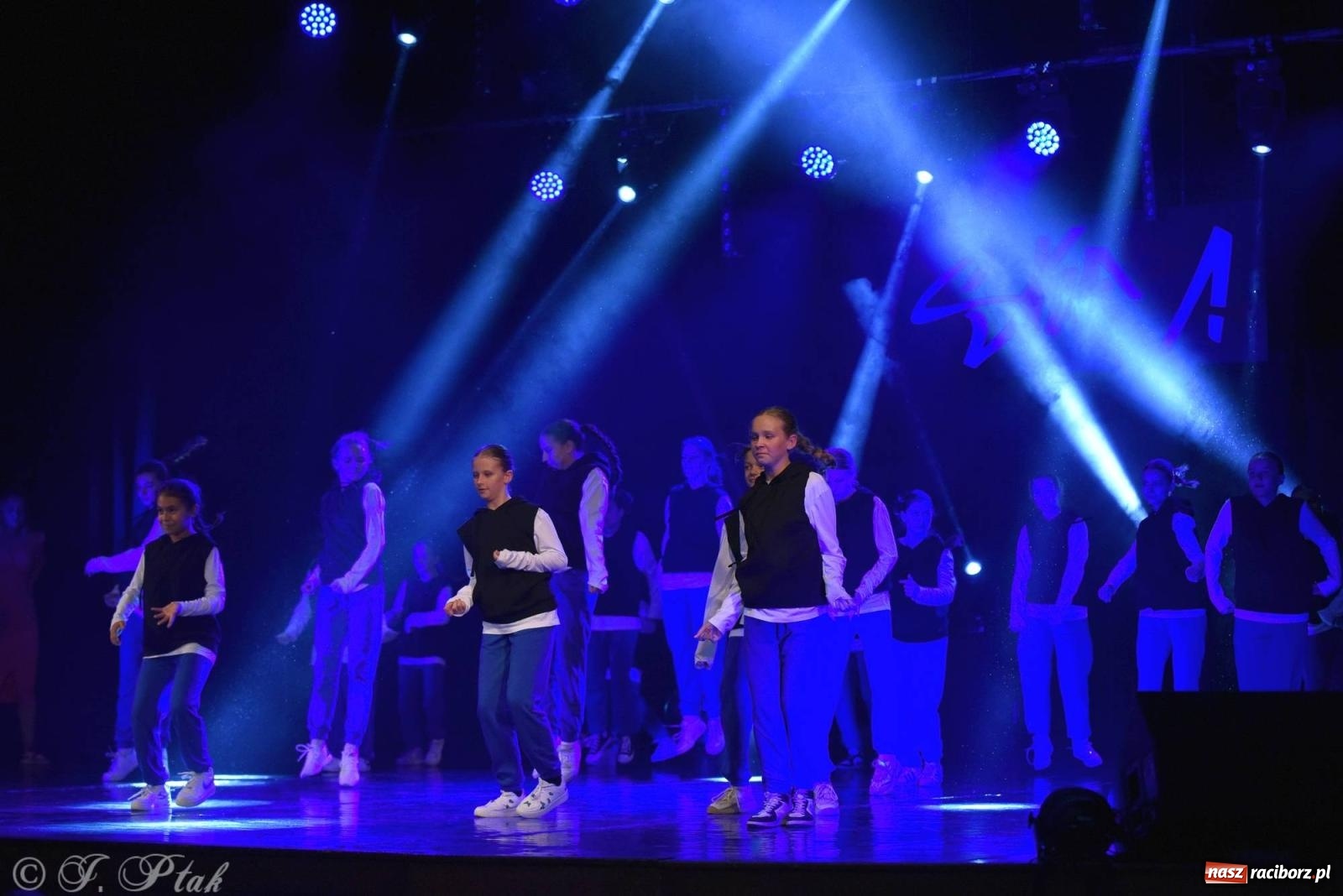 Zdjęcie w galerii na portalu naszraciborz.pl: Wielkie show w RCK-u. XII Gala Zespołu Tanecznego SKAZA [FOTO i WIDEO] wiadomości z regionu