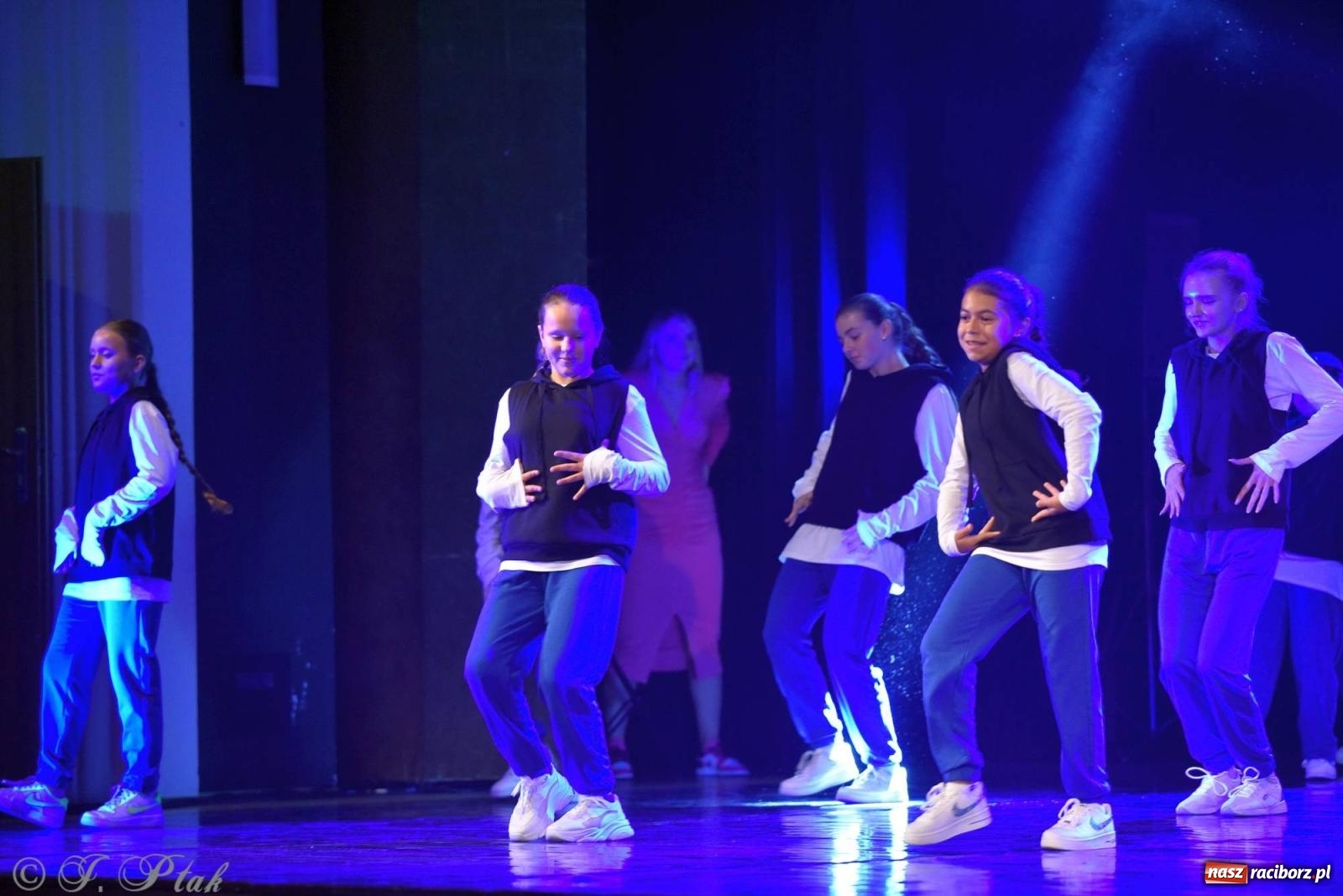 Zdjęcie w galerii na portalu naszraciborz.pl: Wielkie show w RCK-u. XII Gala Zespołu Tanecznego SKAZA [FOTO i WIDEO] wiadomości z regionu