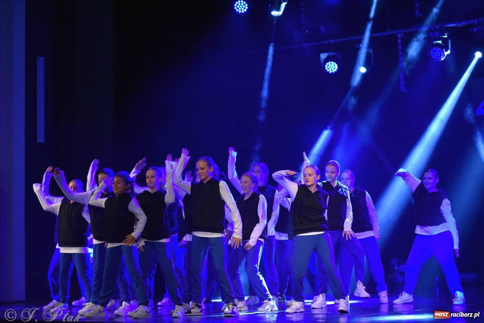 Zdjęcie w galerii na portalu naszraciborz.pl: Wielkie show w RCK-u. XII Gala Zespołu Tanecznego SKAZA [FOTO i WIDEO] wiadomości z regionu