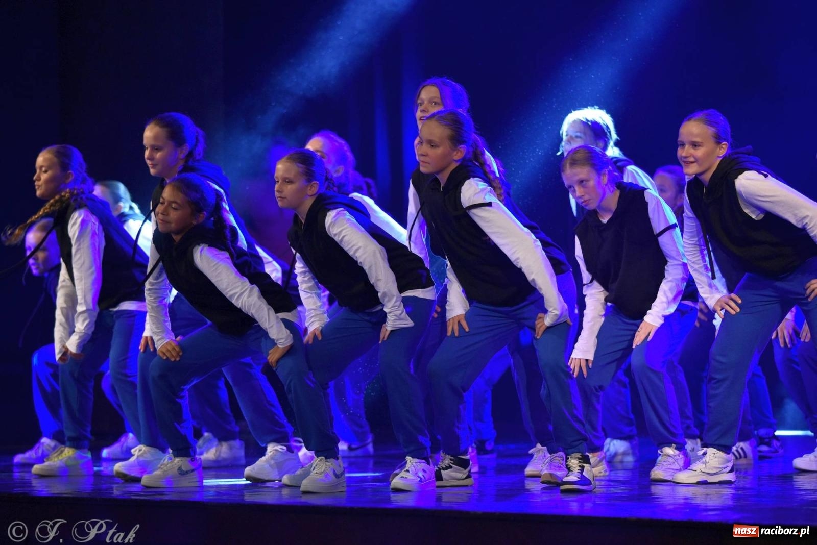 Zdjęcie w galerii na portalu naszraciborz.pl: Wielkie show w RCK-u. XII Gala Zespołu Tanecznego SKAZA [FOTO i WIDEO] wiadomości z regionu