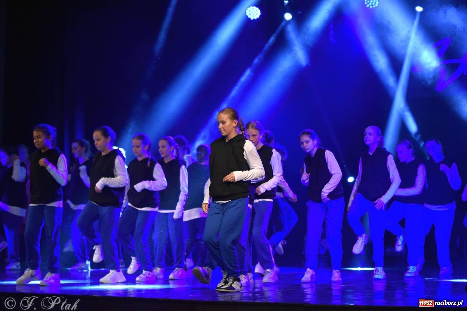 Zdjęcie w galerii na portalu naszraciborz.pl: Wielkie show w RCK-u. XII Gala Zespołu Tanecznego SKAZA [FOTO i WIDEO] wiadomości z regionu